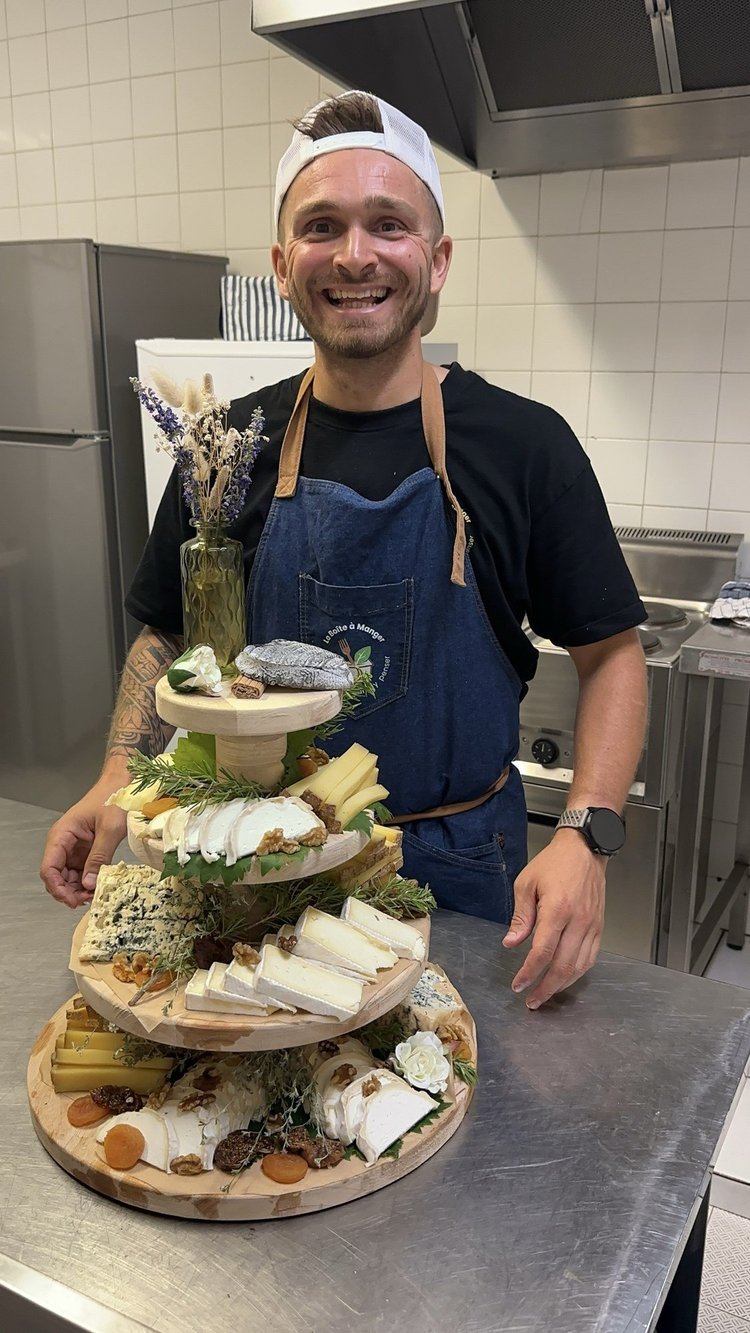 Baptiste, cuisinier et traiteur, avec une pièce montée de fromages
