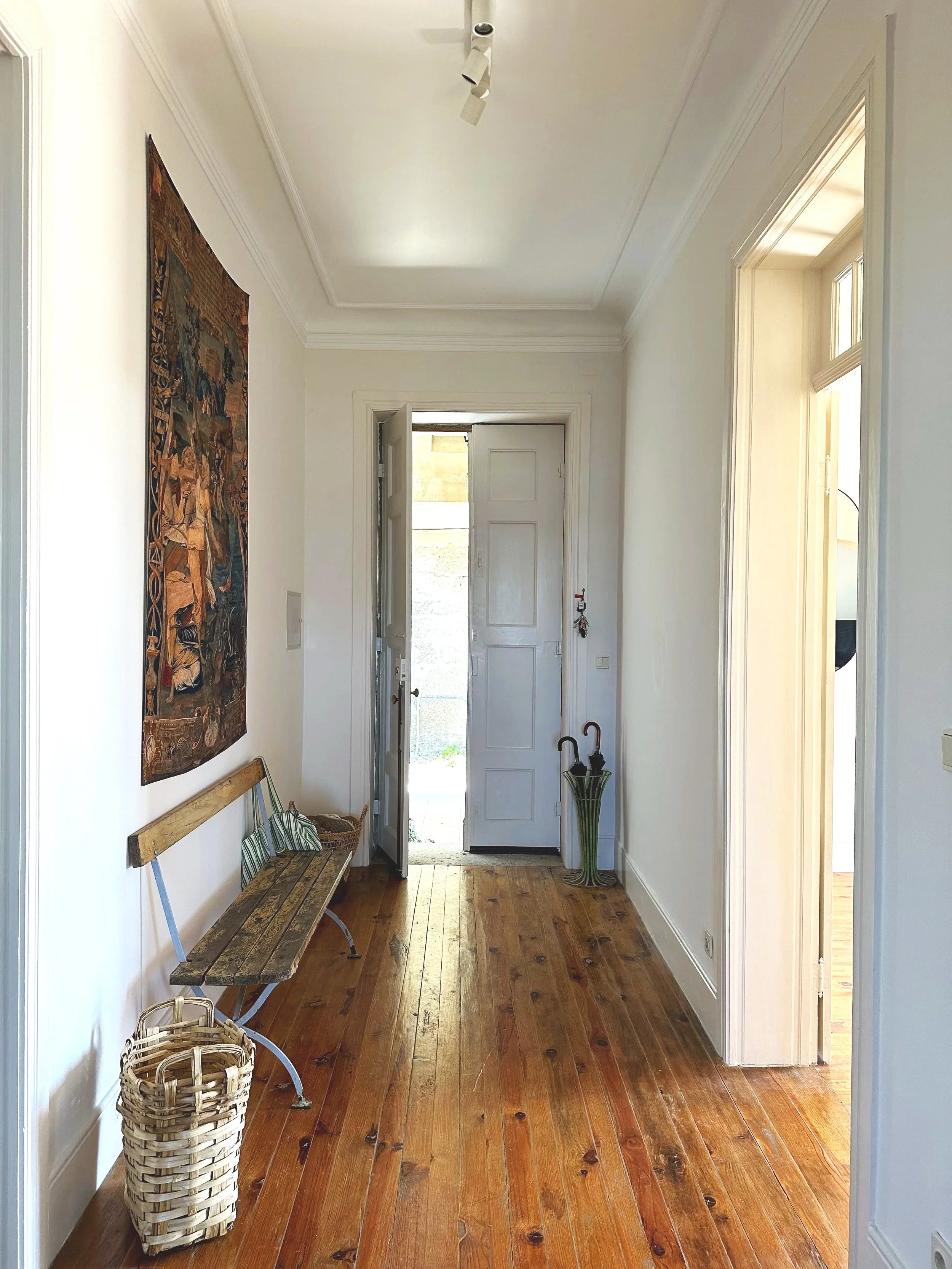 Middle-floor entry hall at Casa Belo Horizonte with seating.