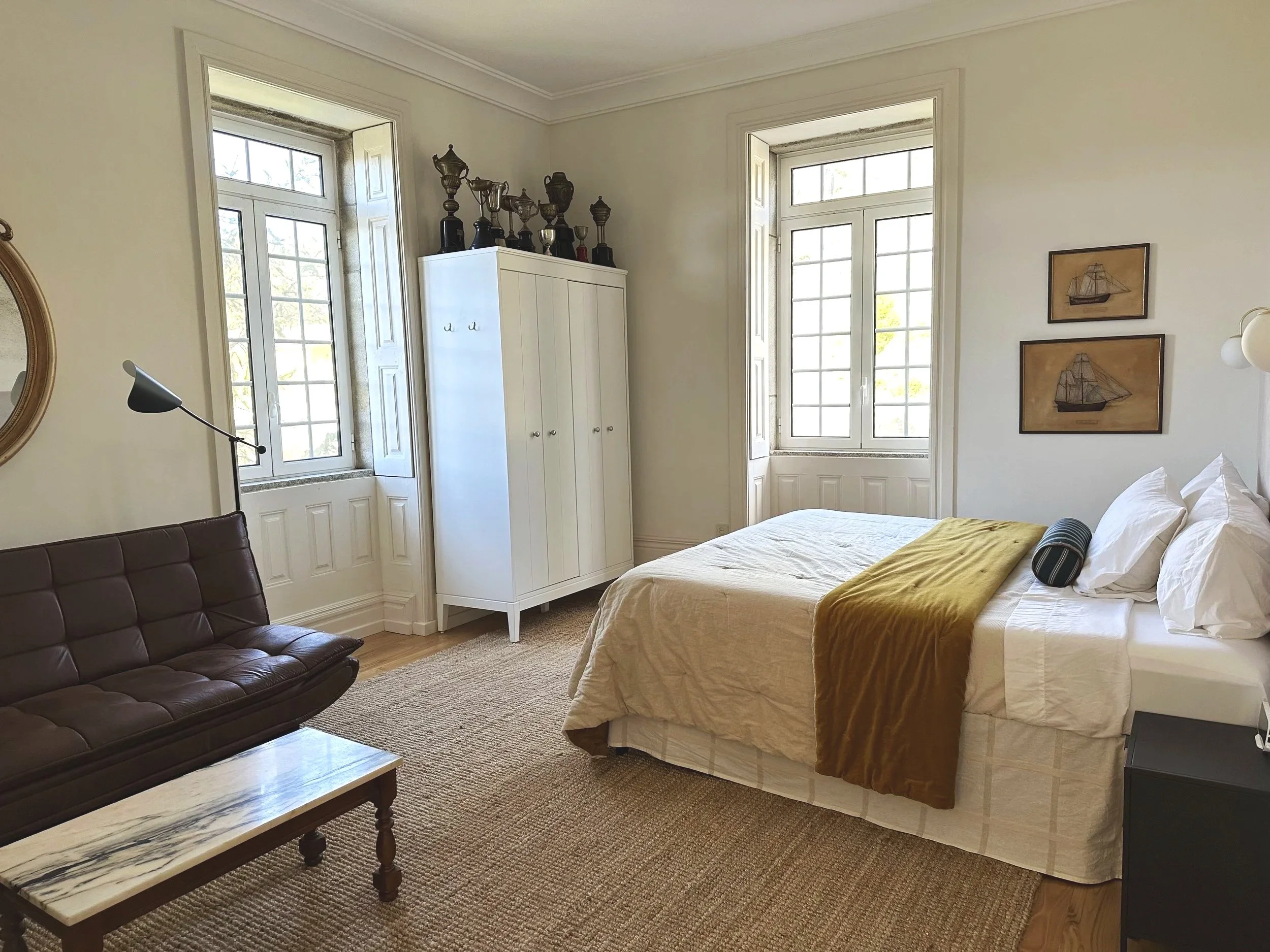 Top-floor bedroom at Casa Belo Horizonte with a king bed and pull-out sofa.
