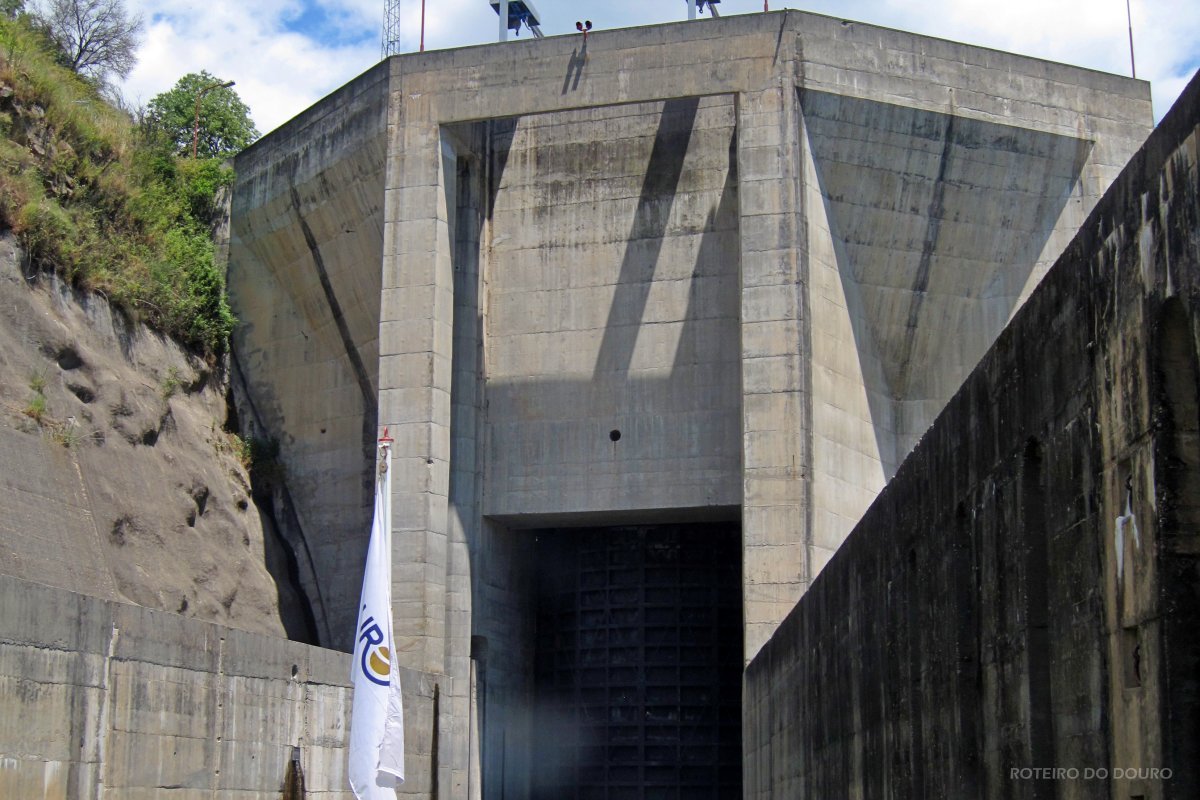 Close-up view of Carrapatelo Lock showing the scale and structure of the lock gates.