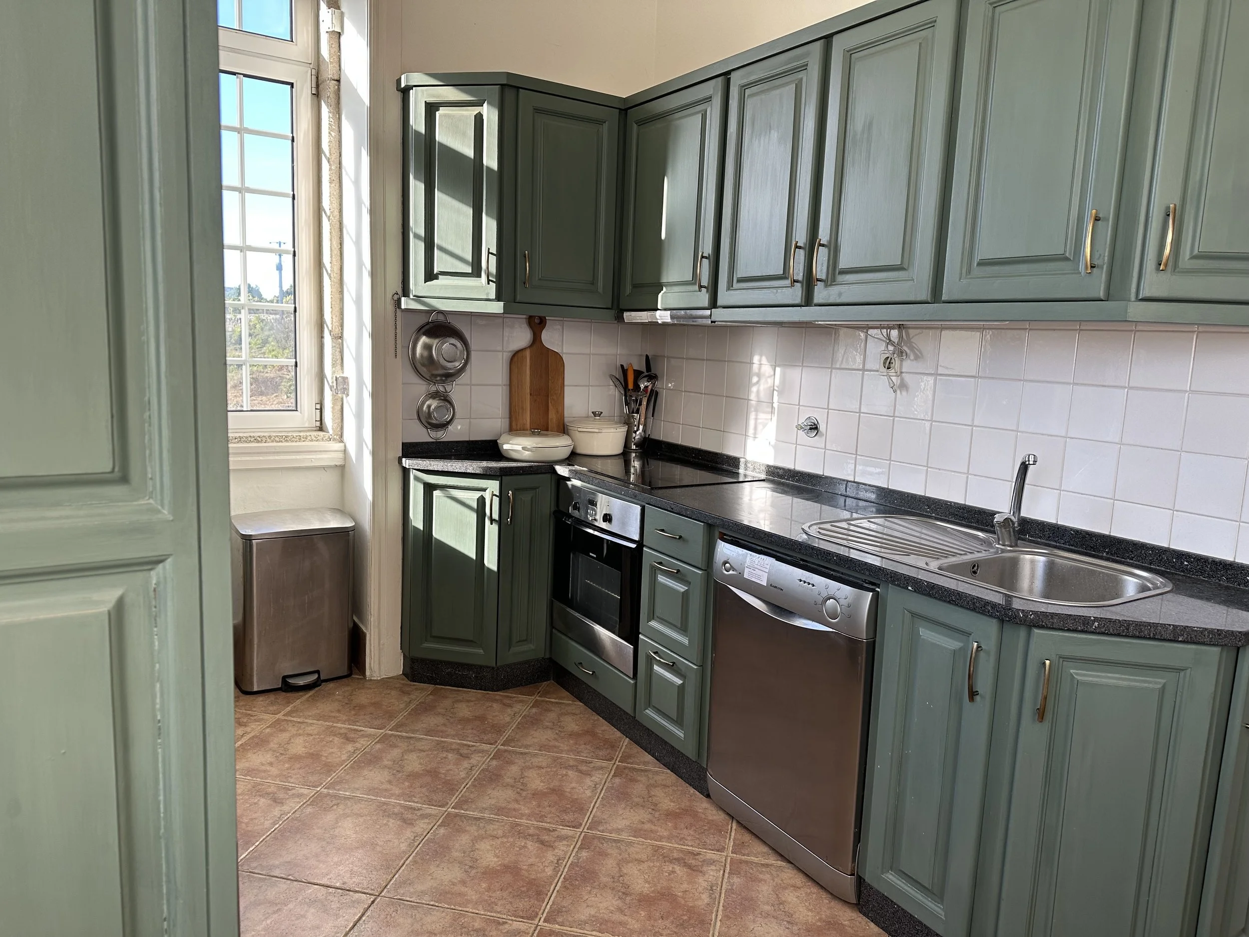 Fully equipped kitchen at Casa Belo Horizonte with updated appliances and natural light.