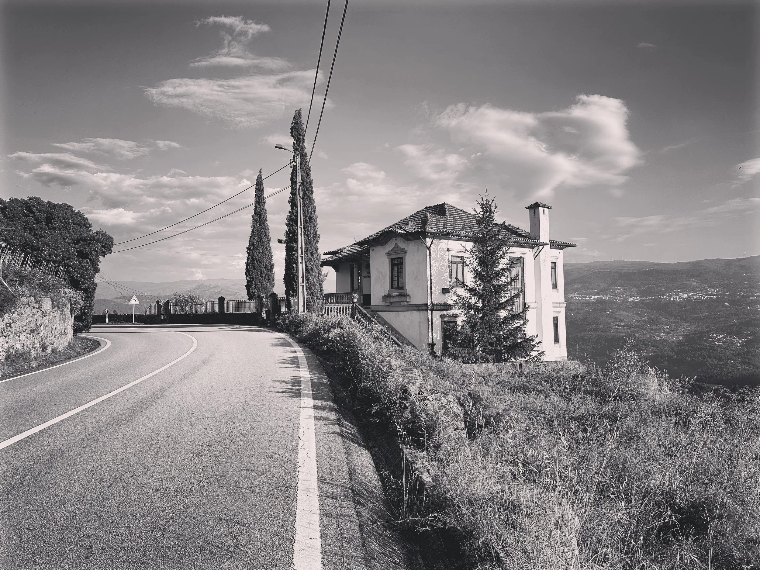 Black-and-white photograph of Casa Belo Horizonte as seen from the arrival road