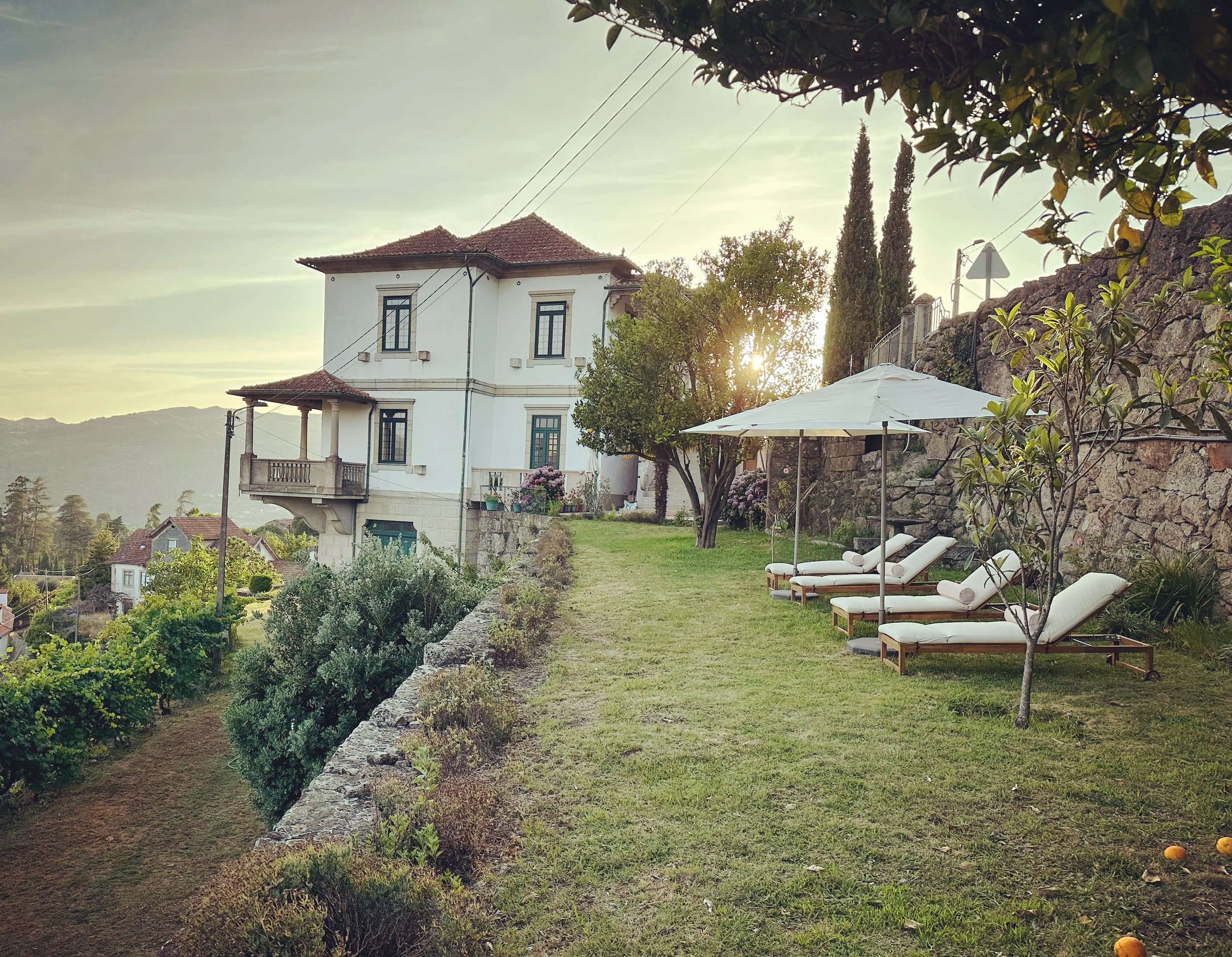 Chaise lounges at Casa Belo Horizonte