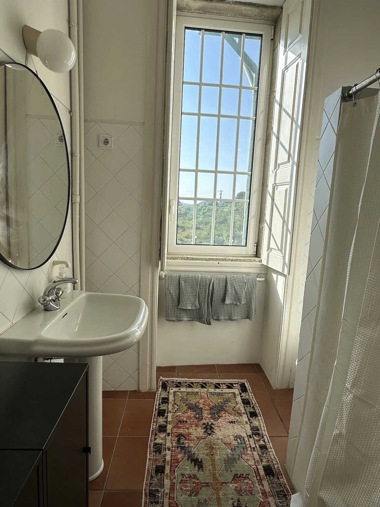 Shared bathroom at Casa Belo Horizonte with a shower and double mirrors.