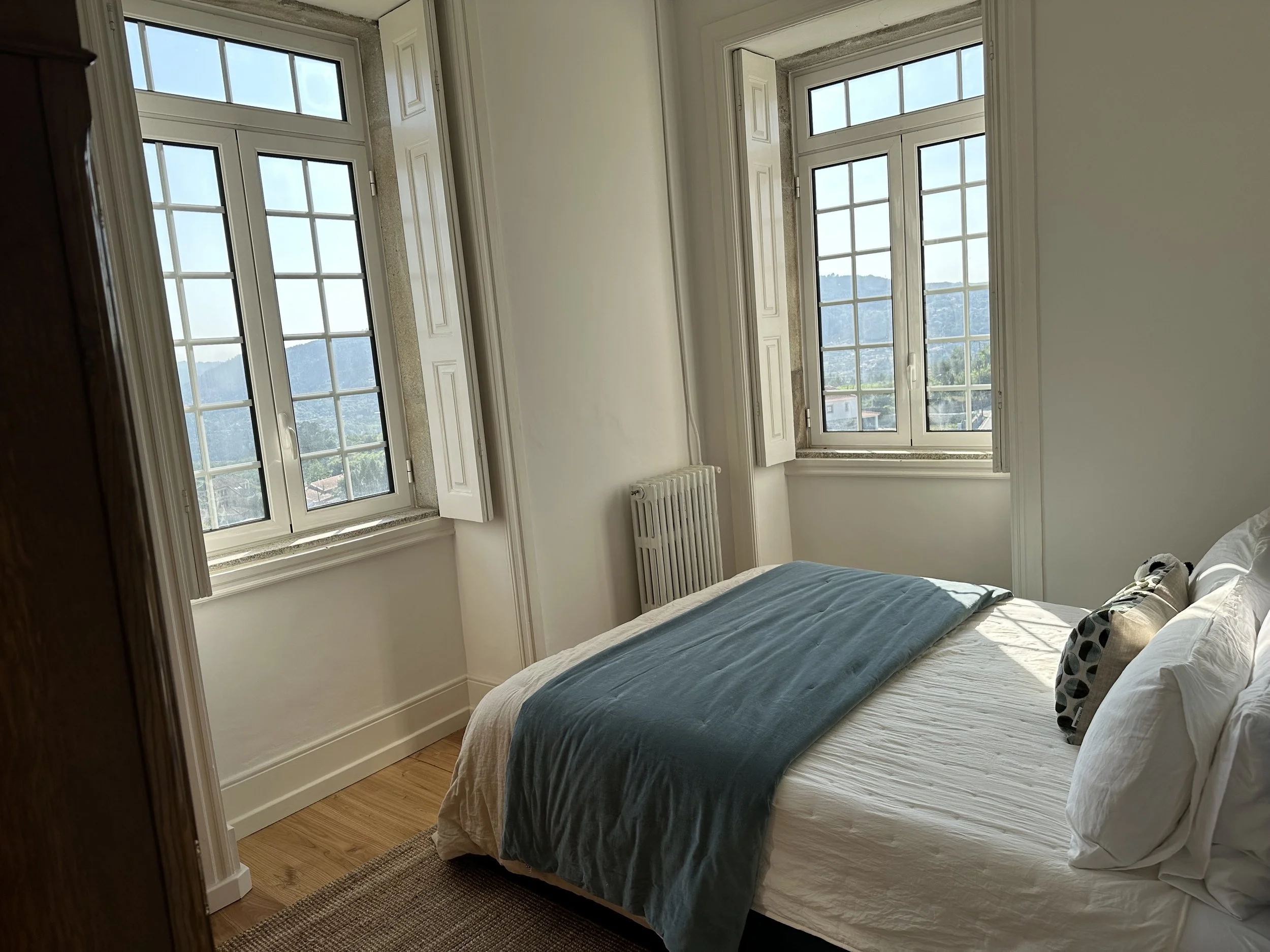 Casa Belo Horizonte Queen room with views of river and vineyards.