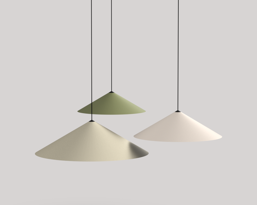 Três luminárias pendentes em diferentes cores suspendidas por fios finos sobre fundo cinza