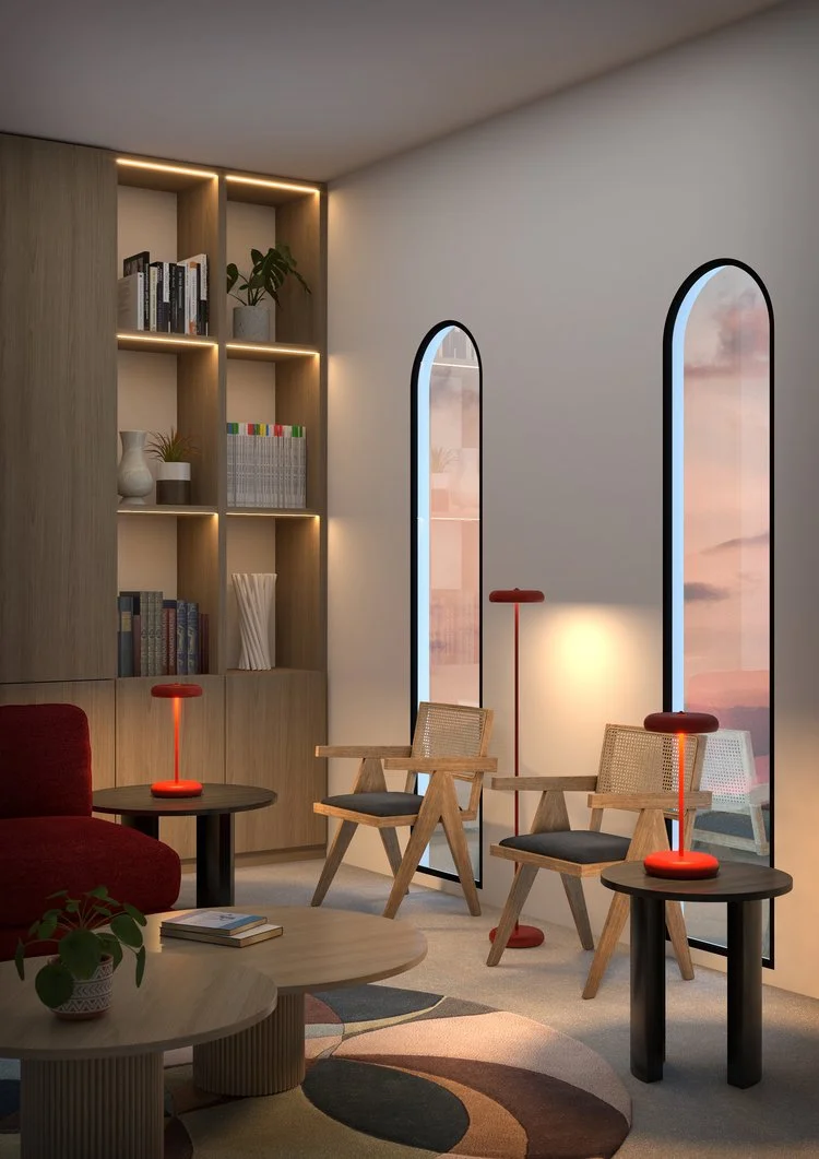 Sala de estar moderna com janelas arqueadas, iluminação suave, cadeiras de madeira, mesa de centro com livros, luminárias vermelhas, prateleira de madeira com livros e plantas.