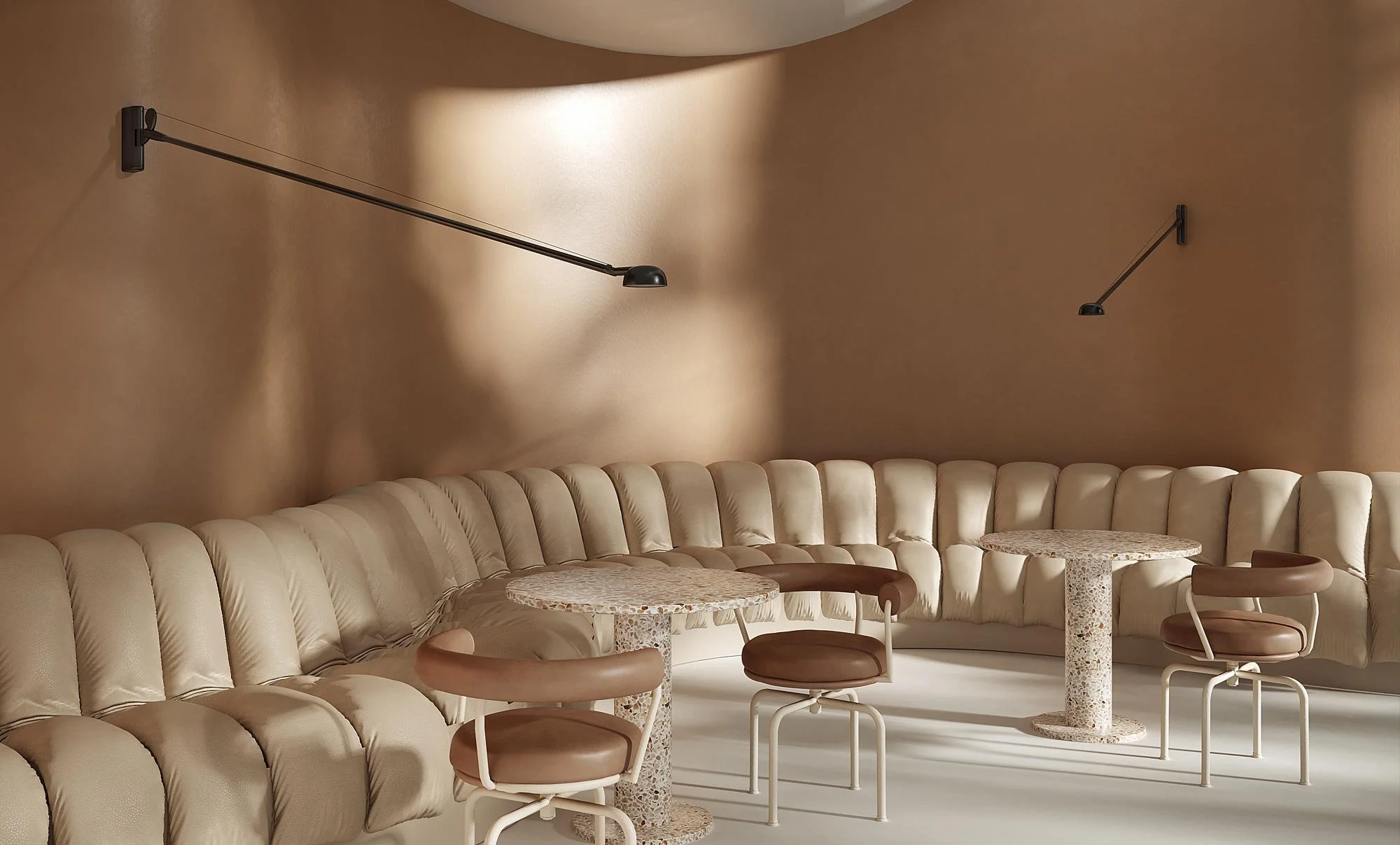 Sala de estar com sofá de veludo beje e duas mesas de centro de mármore com cadeiras ao redor, paredes de cor bege e iluminação suave