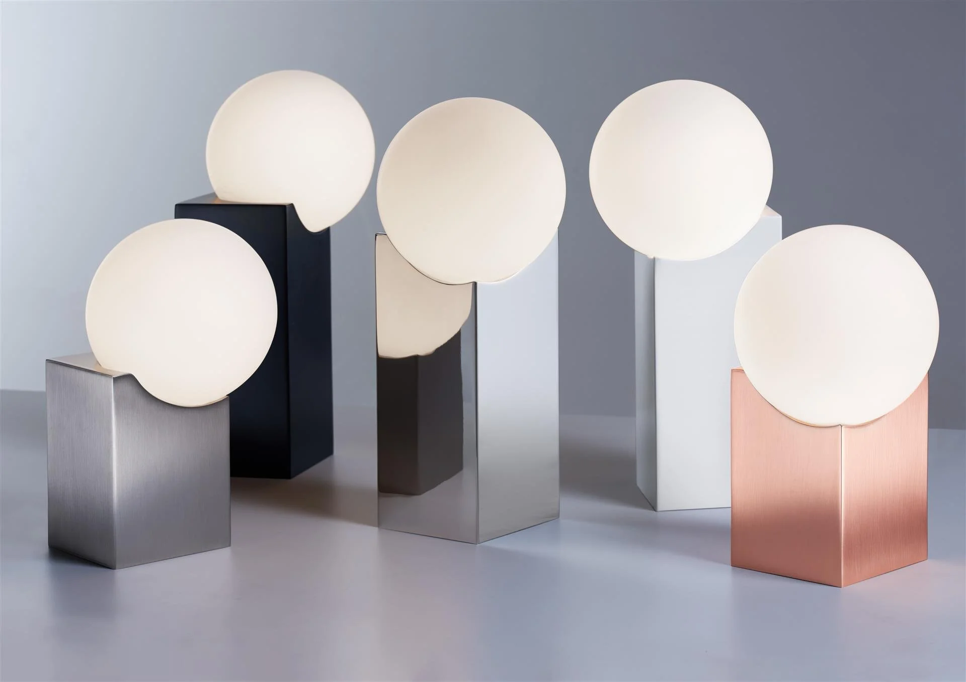 Luminária de mesa moderna com base de diferentes cores, incluindo prata, preto, cinza, branco e cobre, com esfera de luz branca