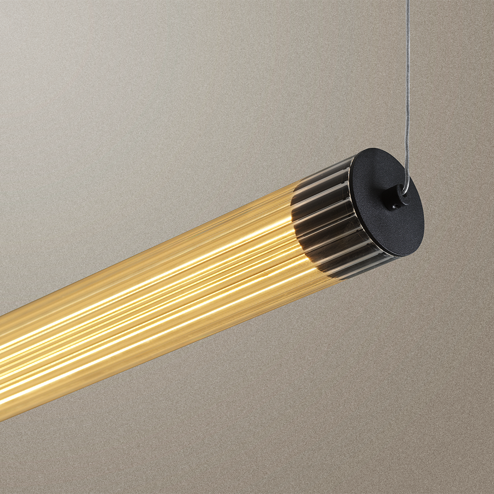 Lustre moderno com tubos de vidro transparentes emitindo luz quente, pendurado no teto com fio de suspensão