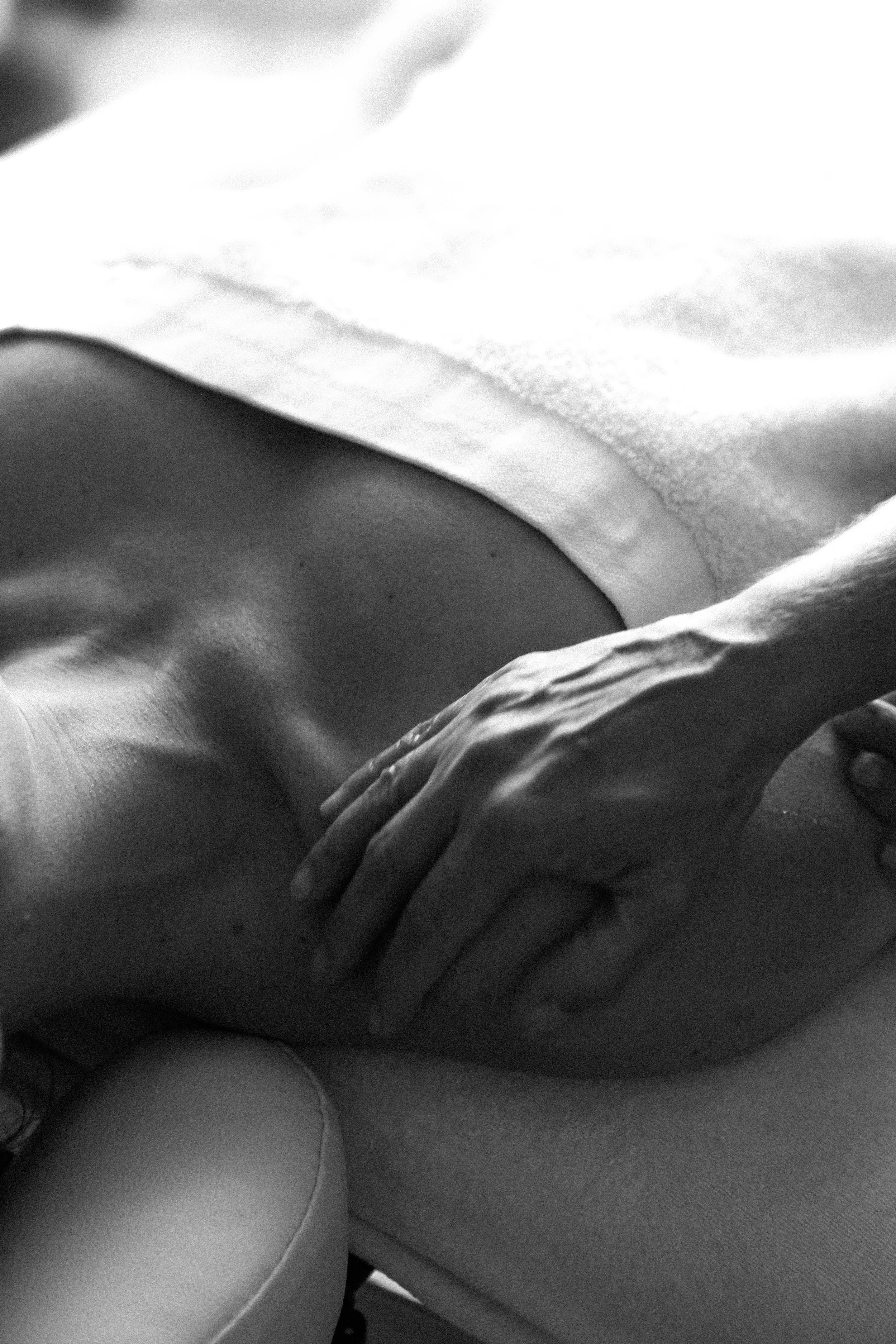 Une personne recevant un massage sur le dos dans une ambiance calme.