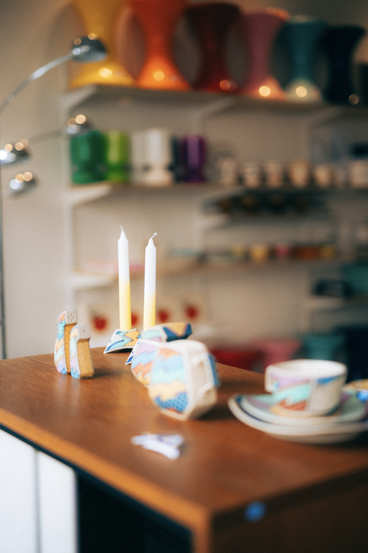 Autres petits objets décoratifs et bougies sur une table en bois dans une cuisine