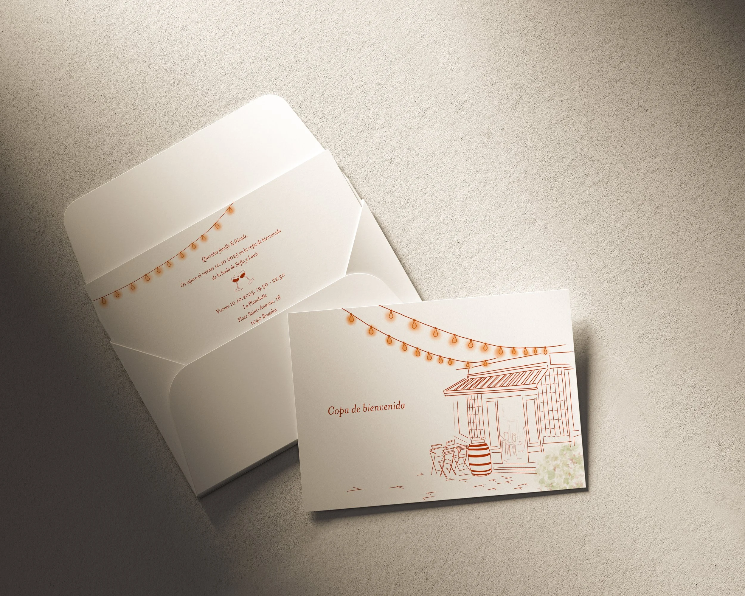 Invitation de bienvenue avec une illustration d'une terrasse extérieure décorée avec des guirlandes lumineuses, un bar en bois et une table avec deux chaises.