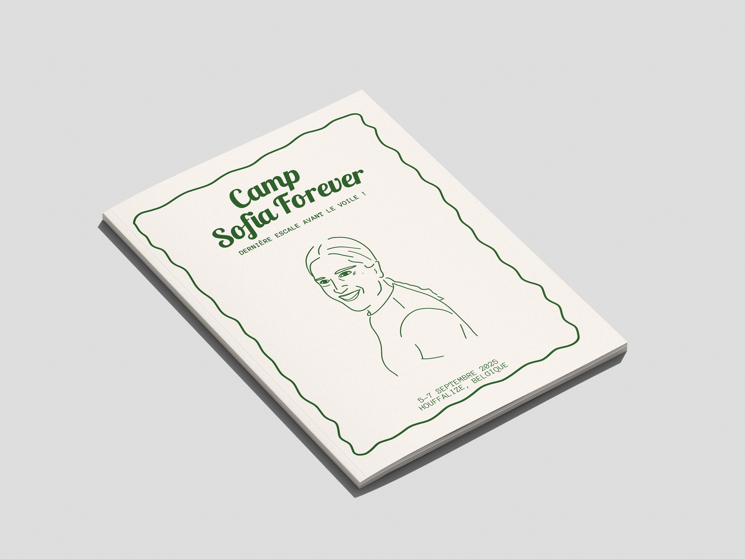 Une brochure de camping appelée 'Camp Sofia Forever', avec une illustration d'une femme souriante et le texte 'Dernière étape avant le voile !', indiquant une date du 5 au 7 septembre 2025, à Houfalize, Belgique.