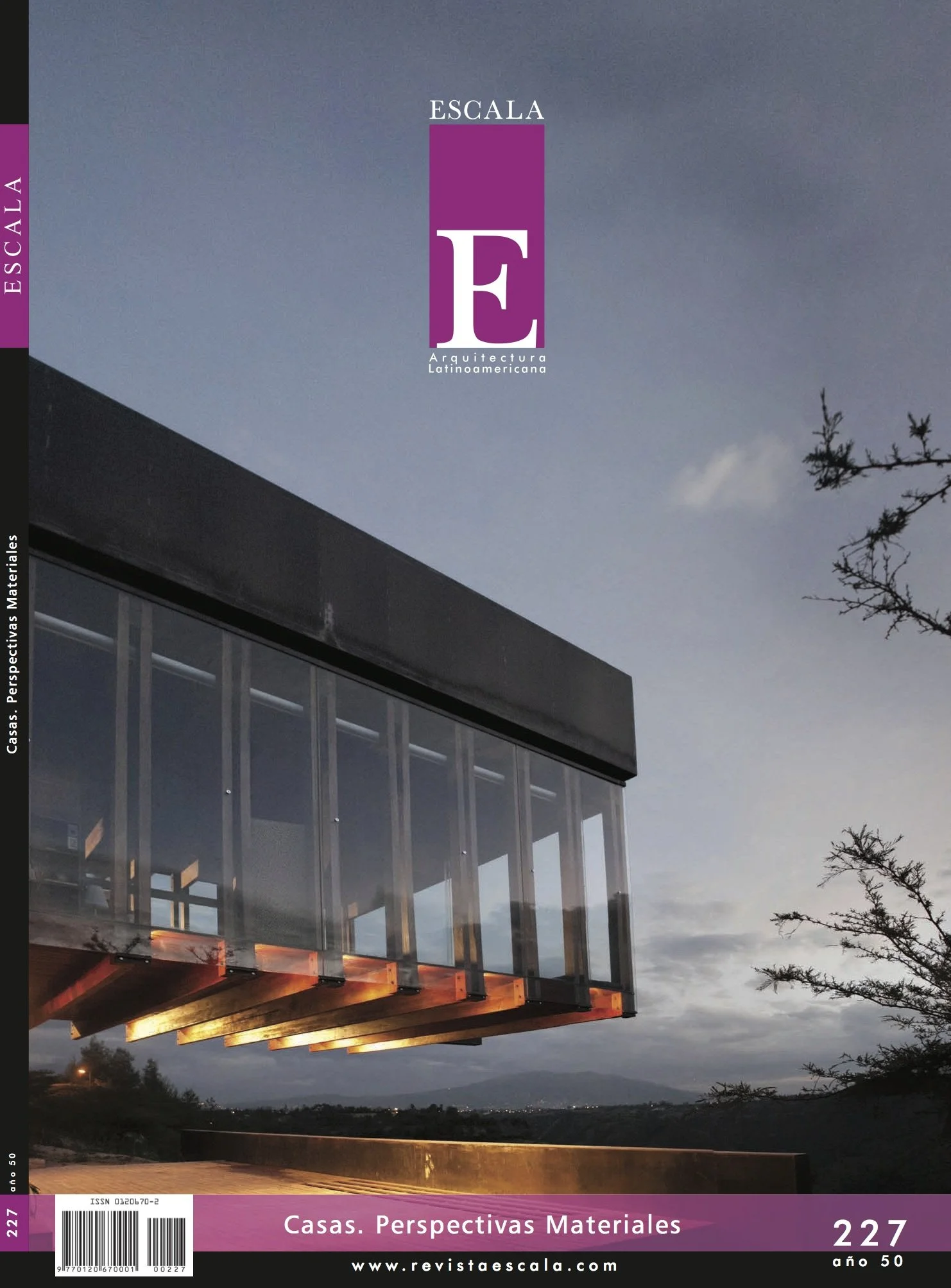 Revista de arquitectura con una casa moderna de cristal en un paisaje nocturno, bordes en cobre y fondo de cielo nublado.