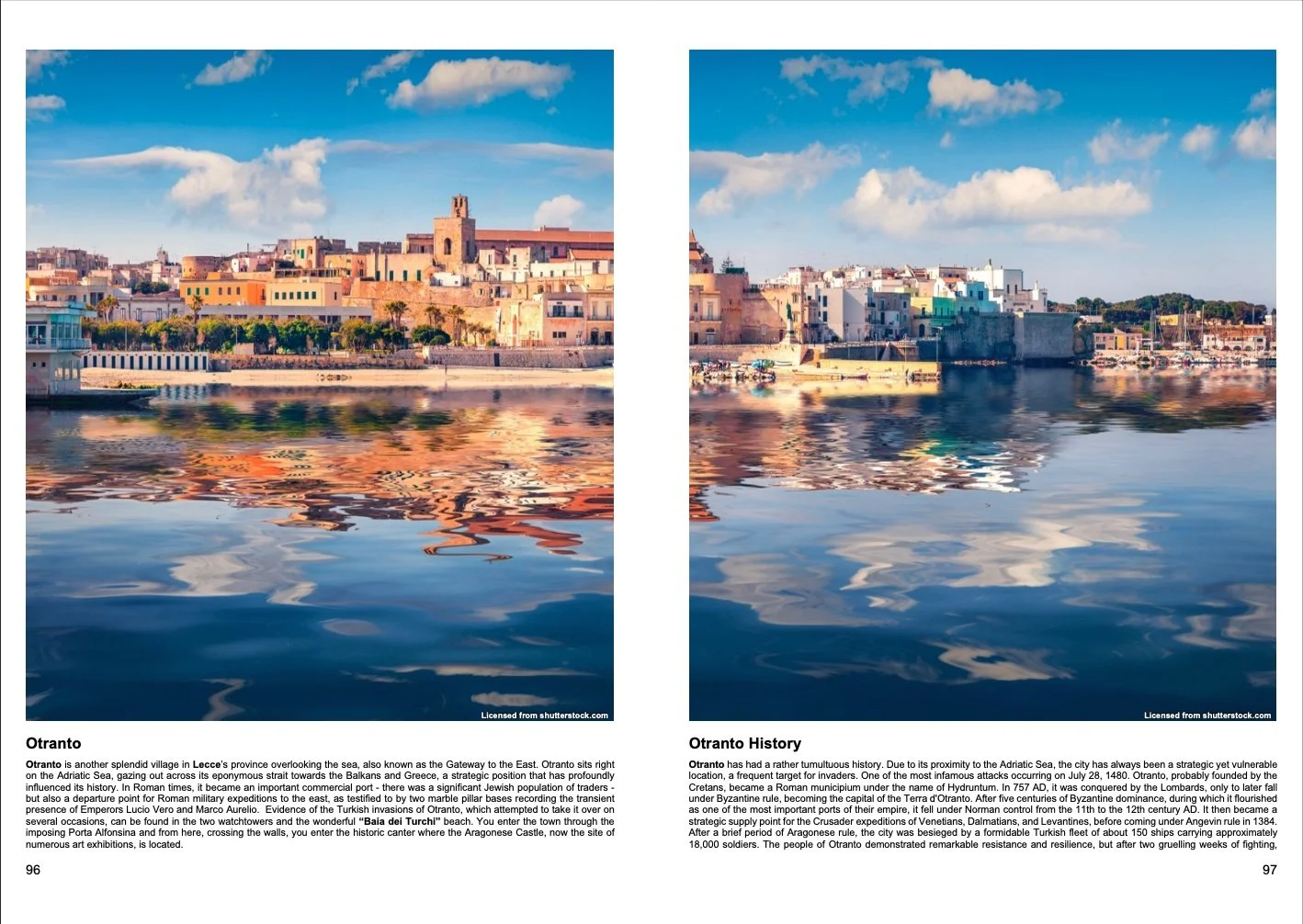 Veduta panoramica di Otranto, con le case colorate che si affacciano sul mare con riflessi sull'acqua, sotto un cielo azzurro con nuvole sparse.