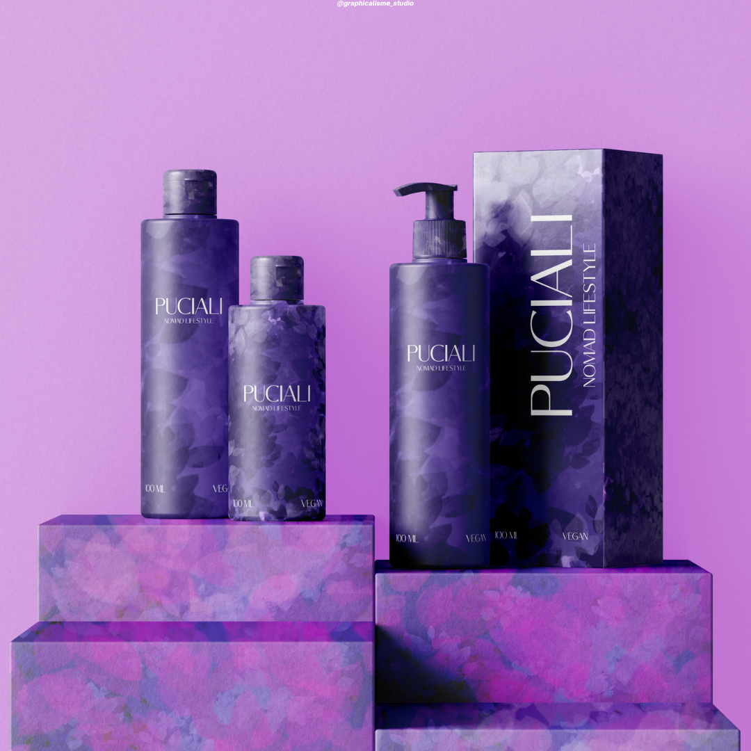 Présentation de quatre bouteilles de produits de soin ou de beauté de la marque PUCALI, en violets avec effet marbré, sur un décor violet avec des podiums