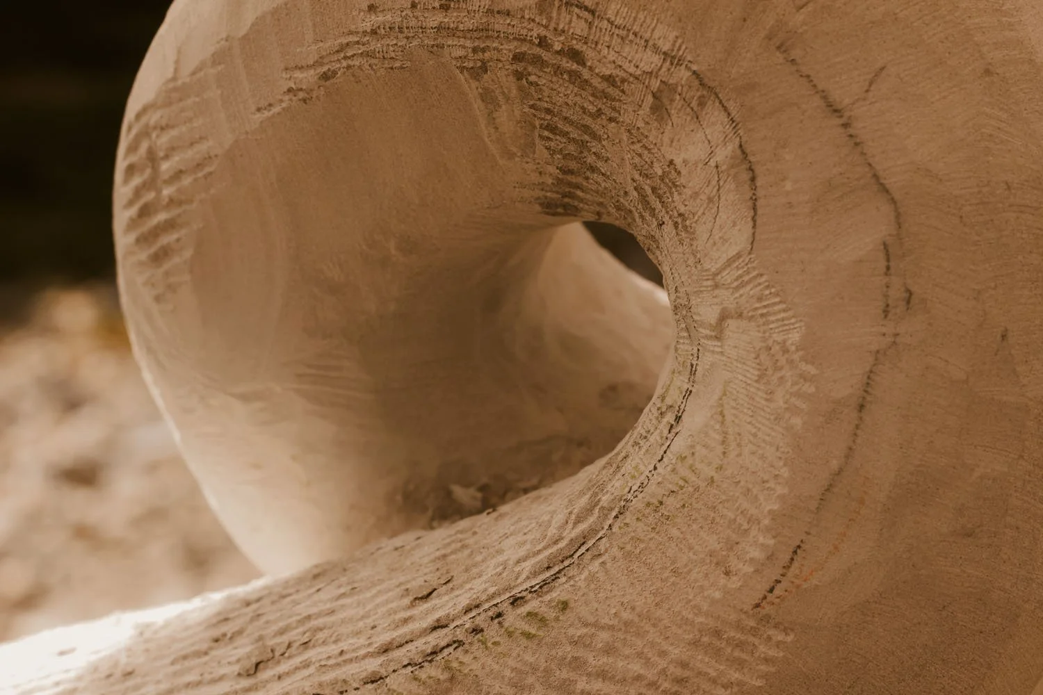 Smooth continuous curves in the Pikorua sculpture
