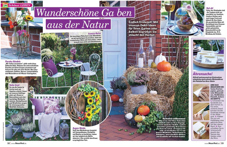 Dekorative Garten- und Balkondekoration im Herbst mit Kürbissen, Kerzen, Pflanzen und Gartenmöbeln, die eine einladende Herbstatmosphäre schaffen.