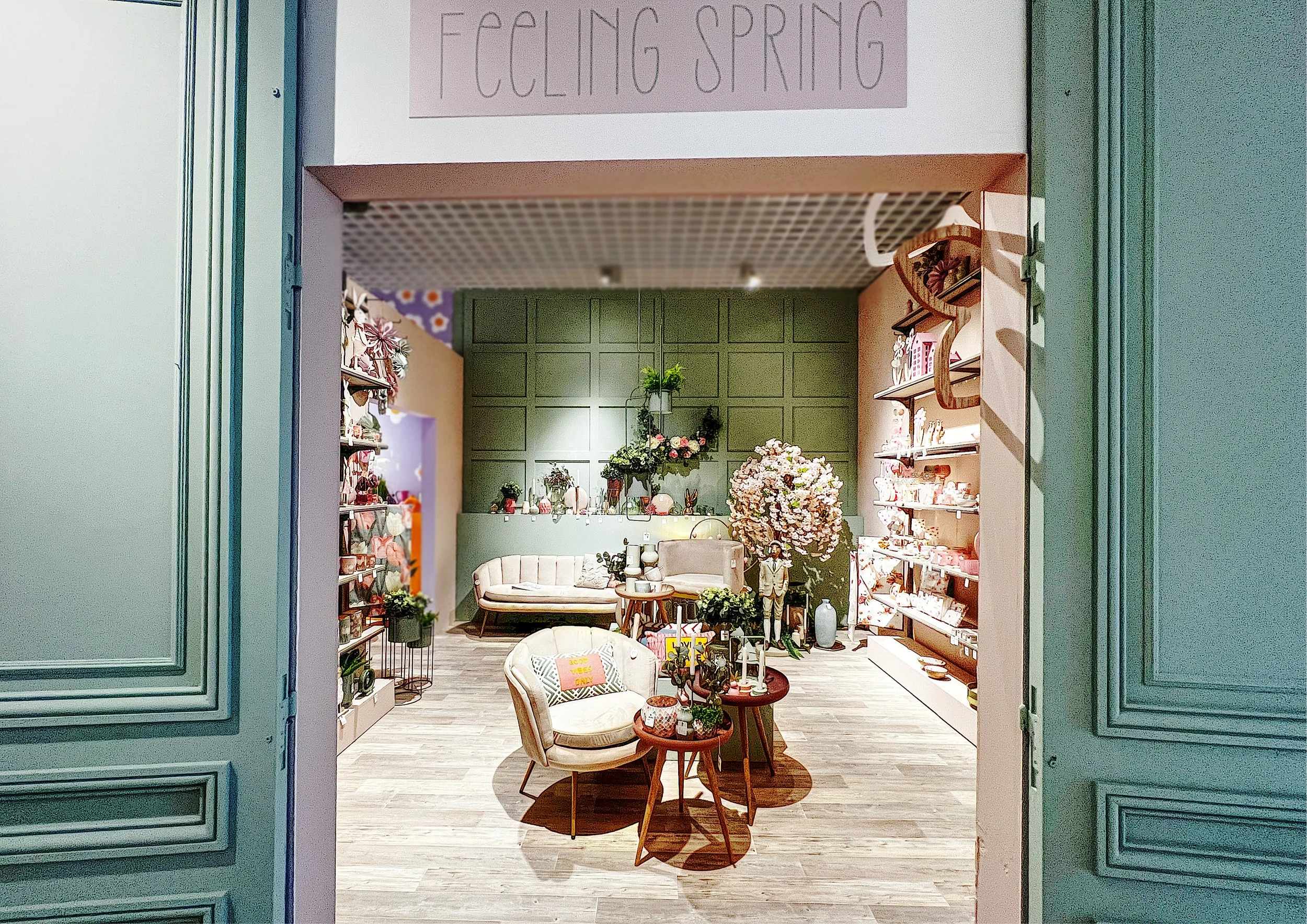 Innenansicht eines schön dekorierten Wohnladens mit gemütlichen Möbeln, Blumen und Deko-Artikel.