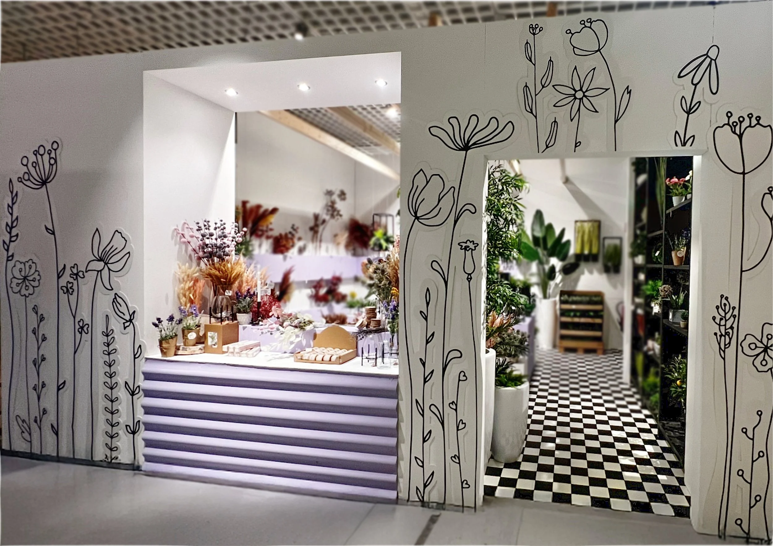 Blumenladen mit floralen Wanddekoration, Innenraum mit bunten Blumengebinden auf Tischen und Regalen, schwarz-weiße Fliesenboden im Durchgang.