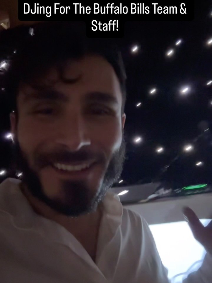 Had so much fun DJing for the Buffalo Bills Players and Staff for their Holiday Christmas Party🎄Damar Hamlin was tearing it up on the bongos and we had such an enjoyable night! Super thankful for this wonderful opportunity and to Rich&rsquo;s Cateri