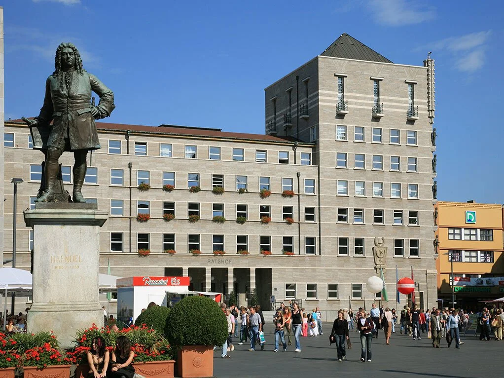 csm_Blick-zum-Ratshof-Haendeldenkmal_1287b4d339.jpg