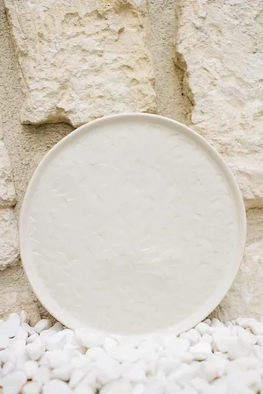 Grande assiette plate en grès — Beige naturel texturé — Claycraft