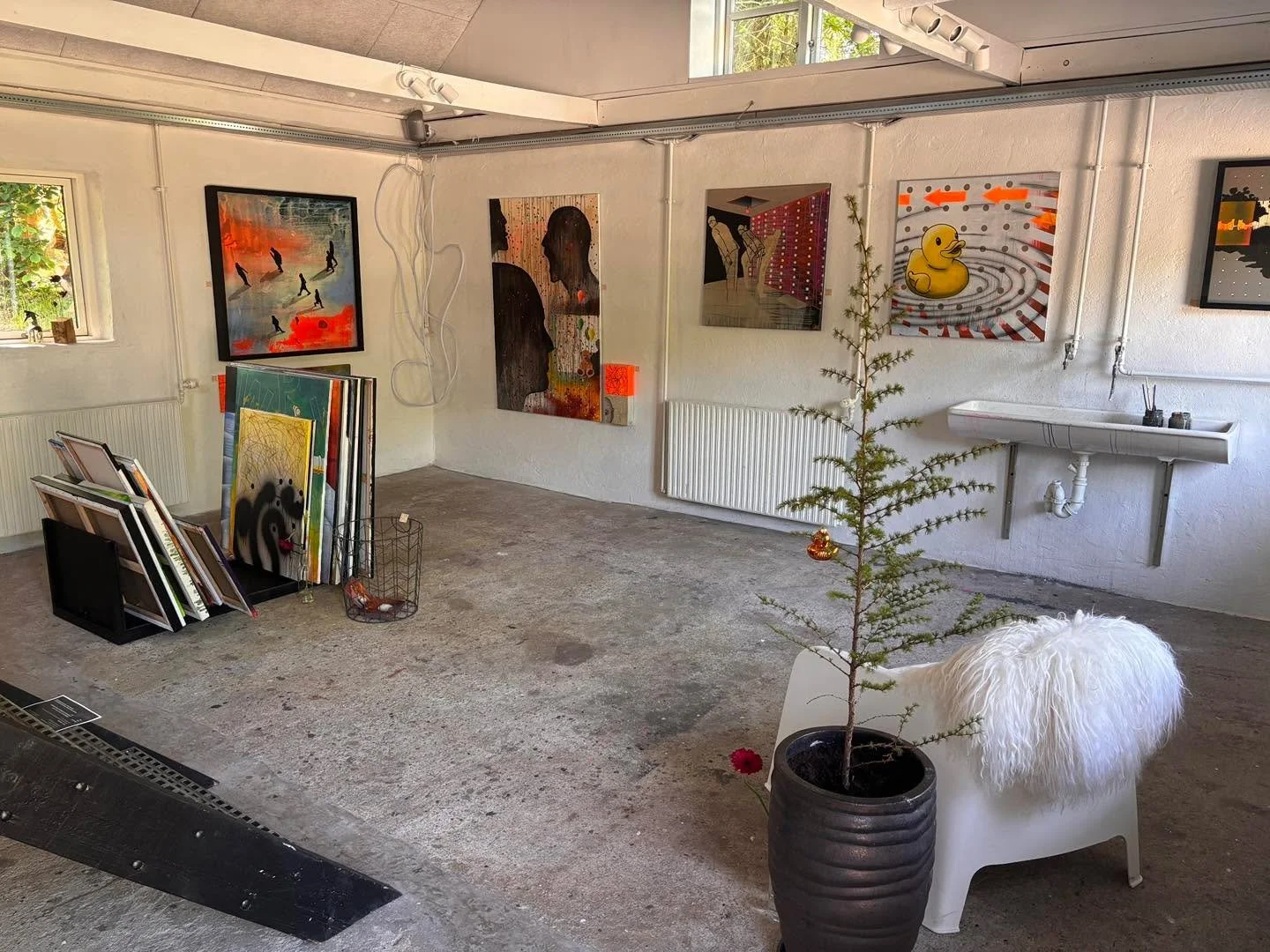 Vi fejre grundlovsdagen og Fars dag med kolde vine og masser af kunst p&aring; v&aelig;ggene&hellip; 
S&aring; kig forbi, vi har &aring;bent til kl 18

Vi ses da 

Ps, du kan stadig n&aring; at tilmelde dig 
til vin og kunst d 11/6 
Blot indbetal 100