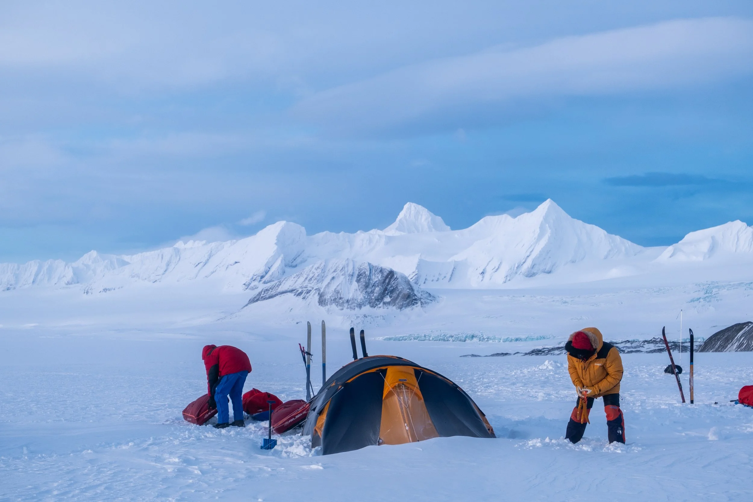 Haitanna i bakgrunnen, camp ved Isbukta under Svalbard på langs 