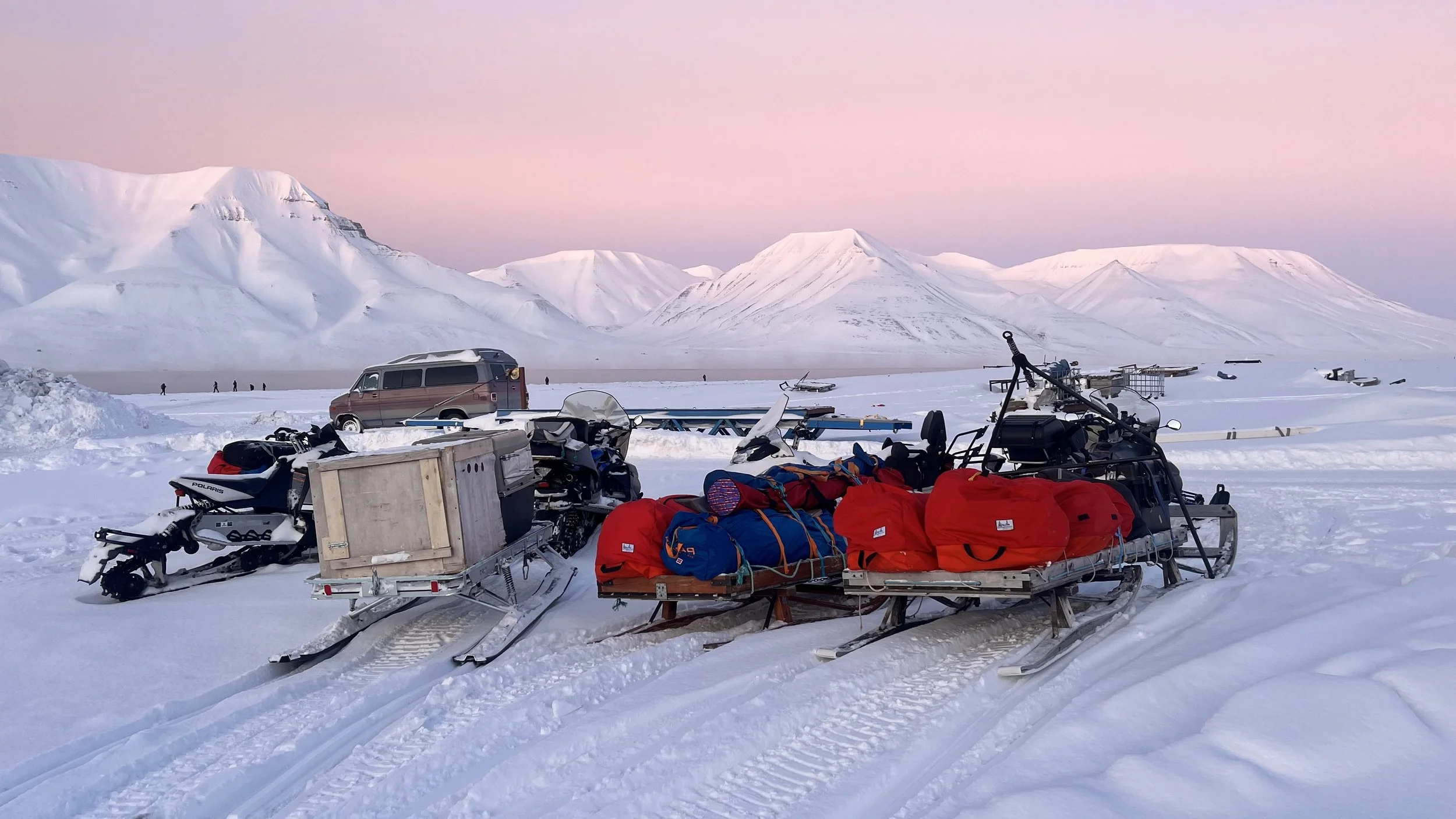 Snowmobies packed and ready for the start of the Svalbard South to North Ski expedition, Svalbard på langs