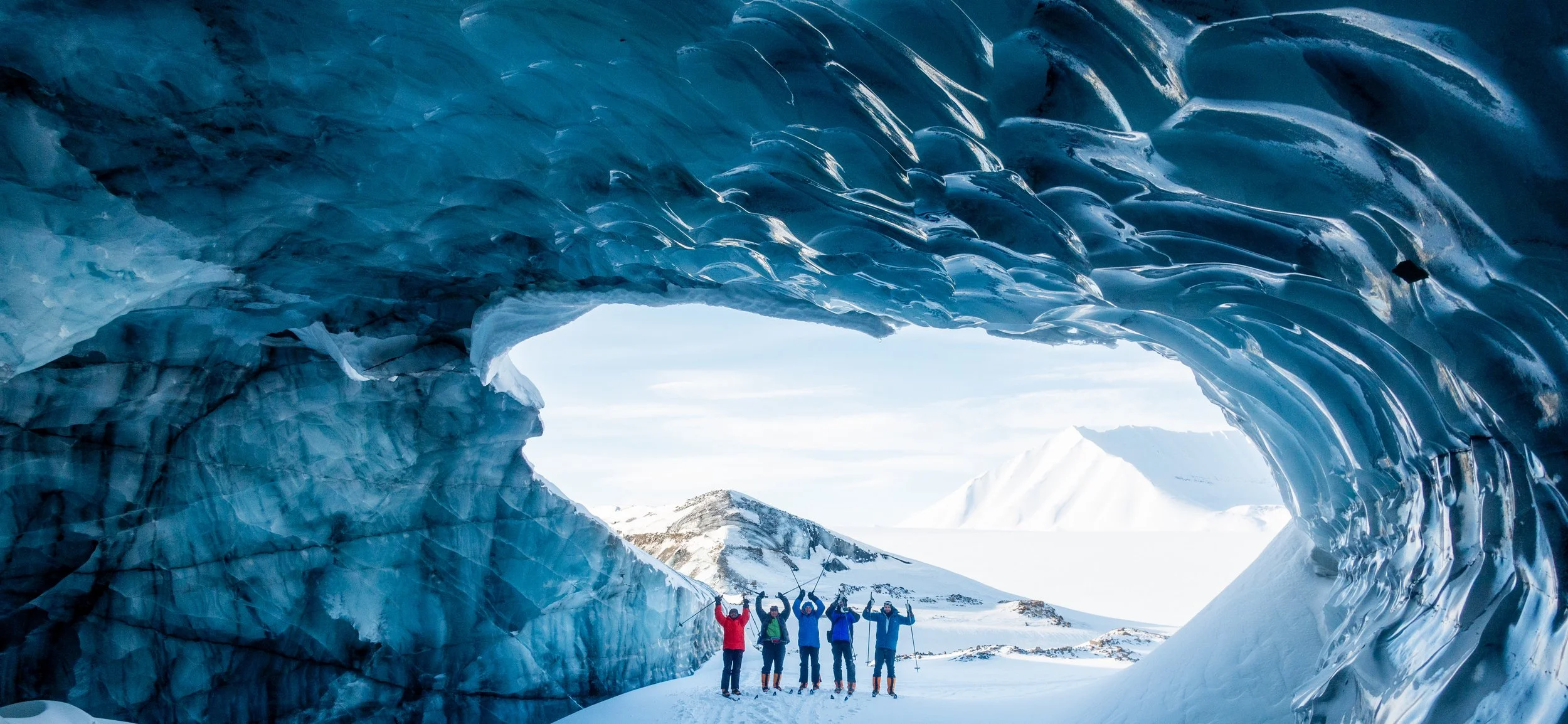 Svalbard på langs, besøk av en isgrotte langs ruta nordover.