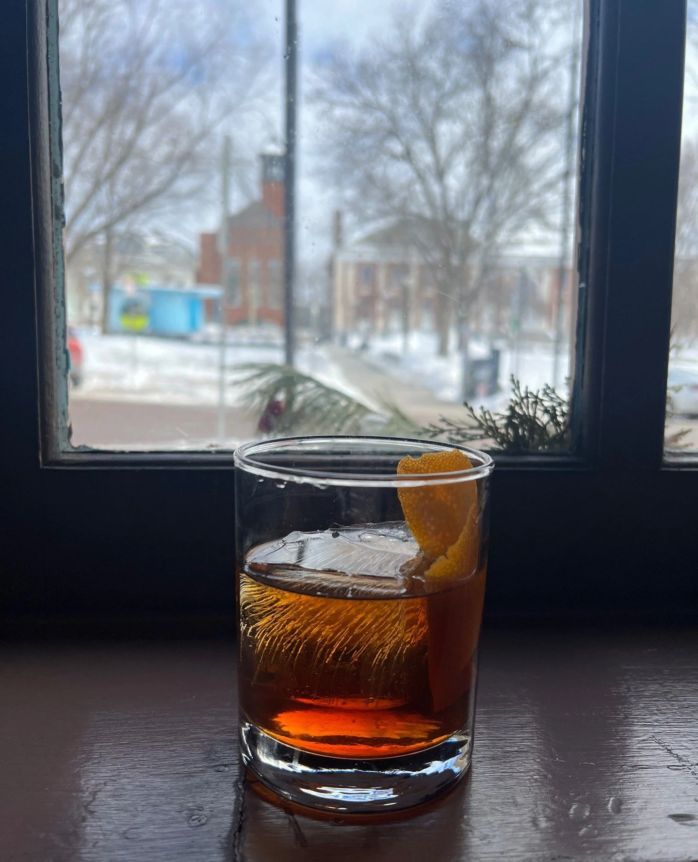 Our new cocktail special is Operation Midnight!⁠
Mad River rye, Nux Alpina walnut liquor, ango and oranger bitters with a touch os dimple syrup. ⁠
Pairs perfectly with our fireplace and a pepperoni + peppers pizza on these chilly days. ⁠
Available un