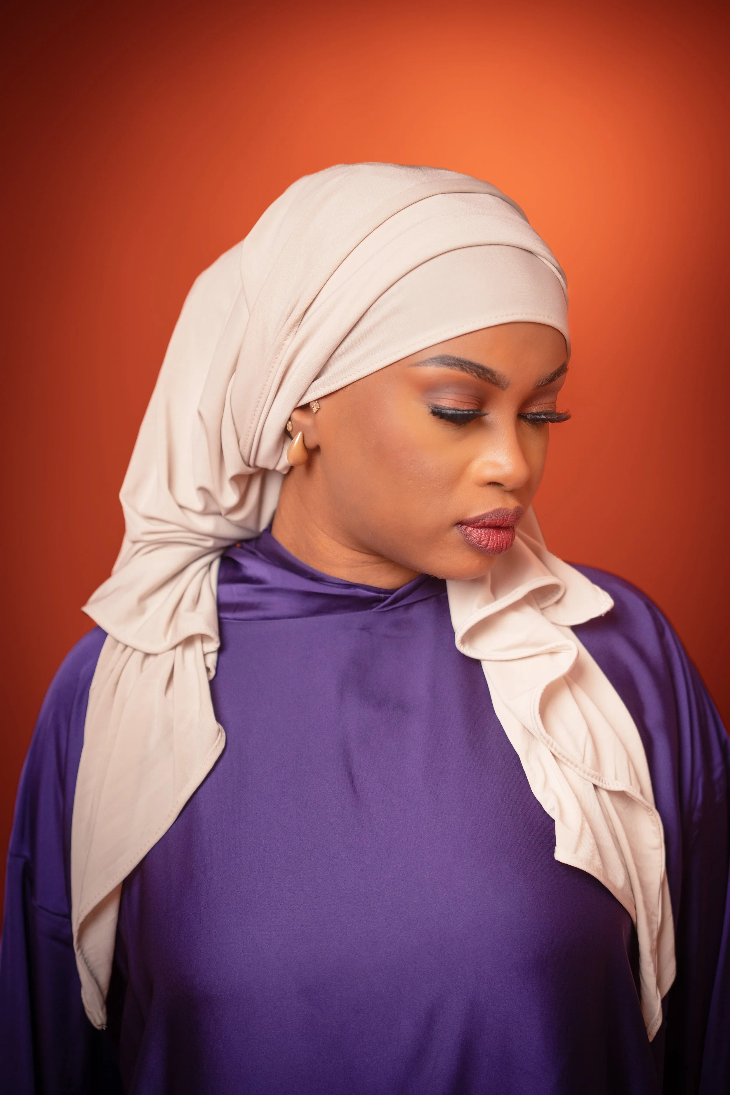 Abaya mauve - hijab beige 2.jpg