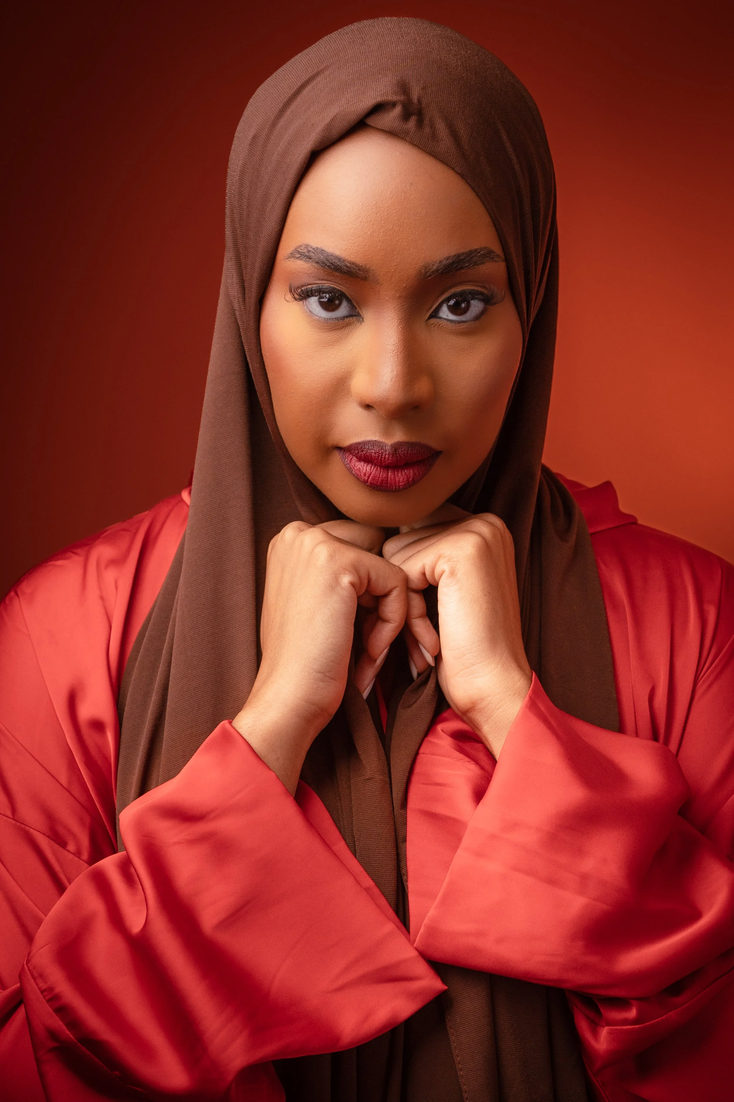 Abaya rouge vif - hijab marron 2.jpg