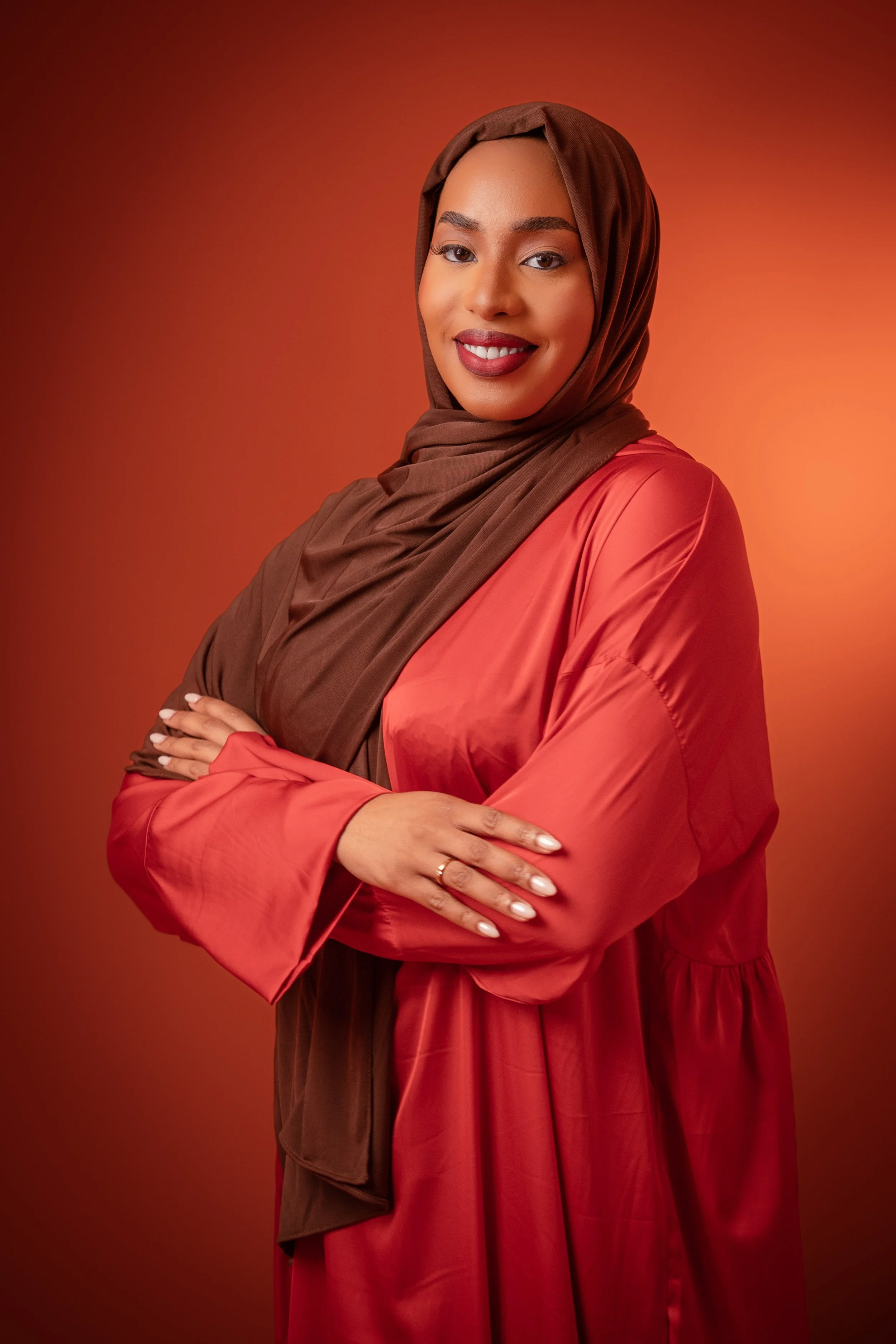 Abaya rouge vif - hijab marron 8(1).jpg