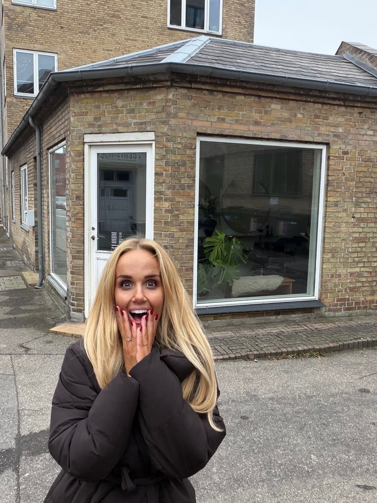 DER ER SKET NOGET VILDT!!!!!!!!!
Det er med en milliard sommerfugle i maven, at jeg kan fort&aelig;lle, at jeg pr. 1. Januar 2026 &aring;bner min HELT EGEN salon (SKRIG!!!!!). Salonen ligger p&aring; Stubbedamsvej 7C i Helsing&oslash;r - Im so sorry 