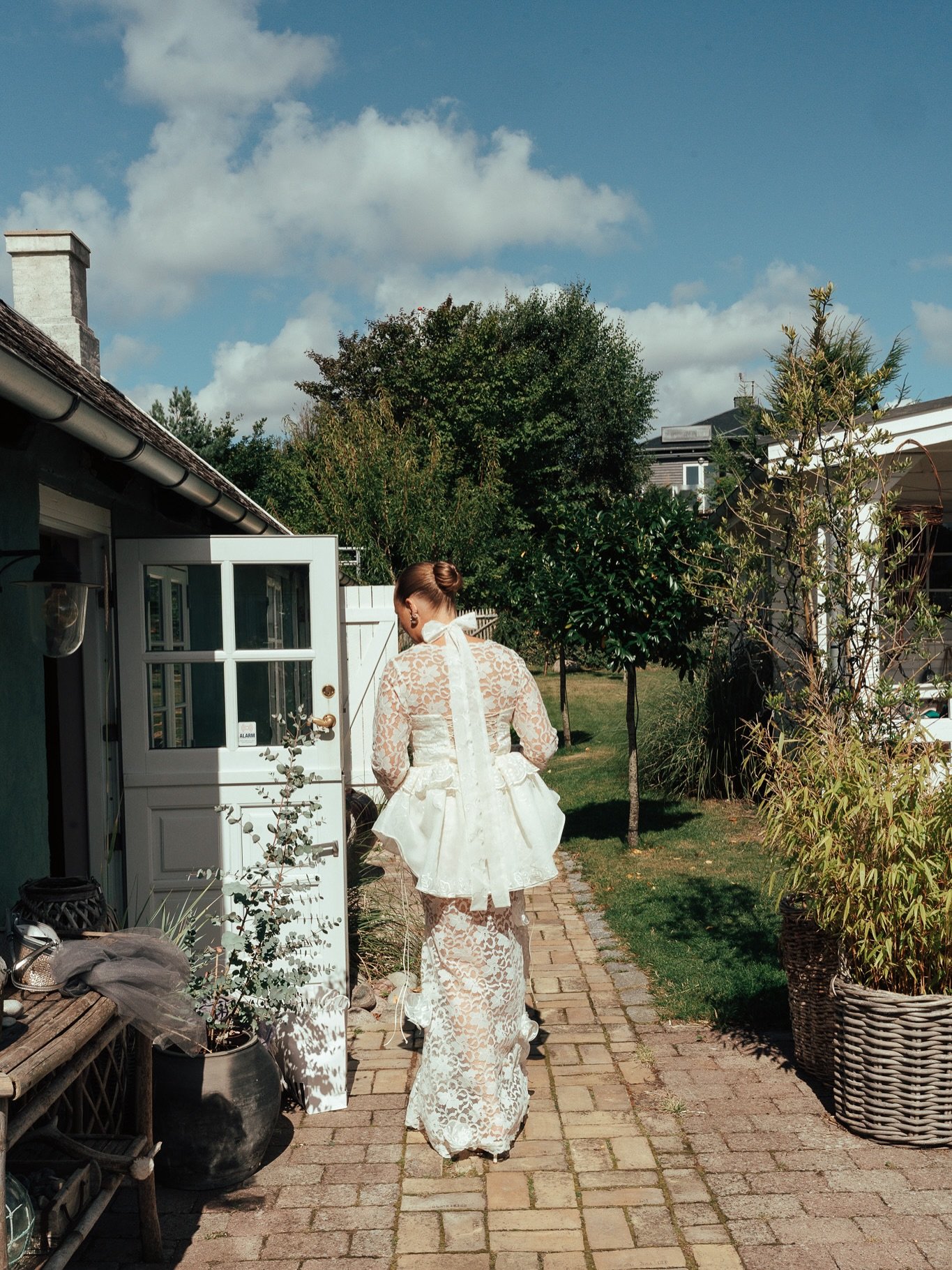 Jeg fik den store &aelig;re at s&aelig;tte h&aring;r p&aring; smukke Victoria til hendes bryllup 🤍 jeg har lavet en sleek bun, for at g&oslash;re det klassisk, tidsl&oslash;st - perfekt til at fremh&aelig;ve kjolens fine detaljer ✨