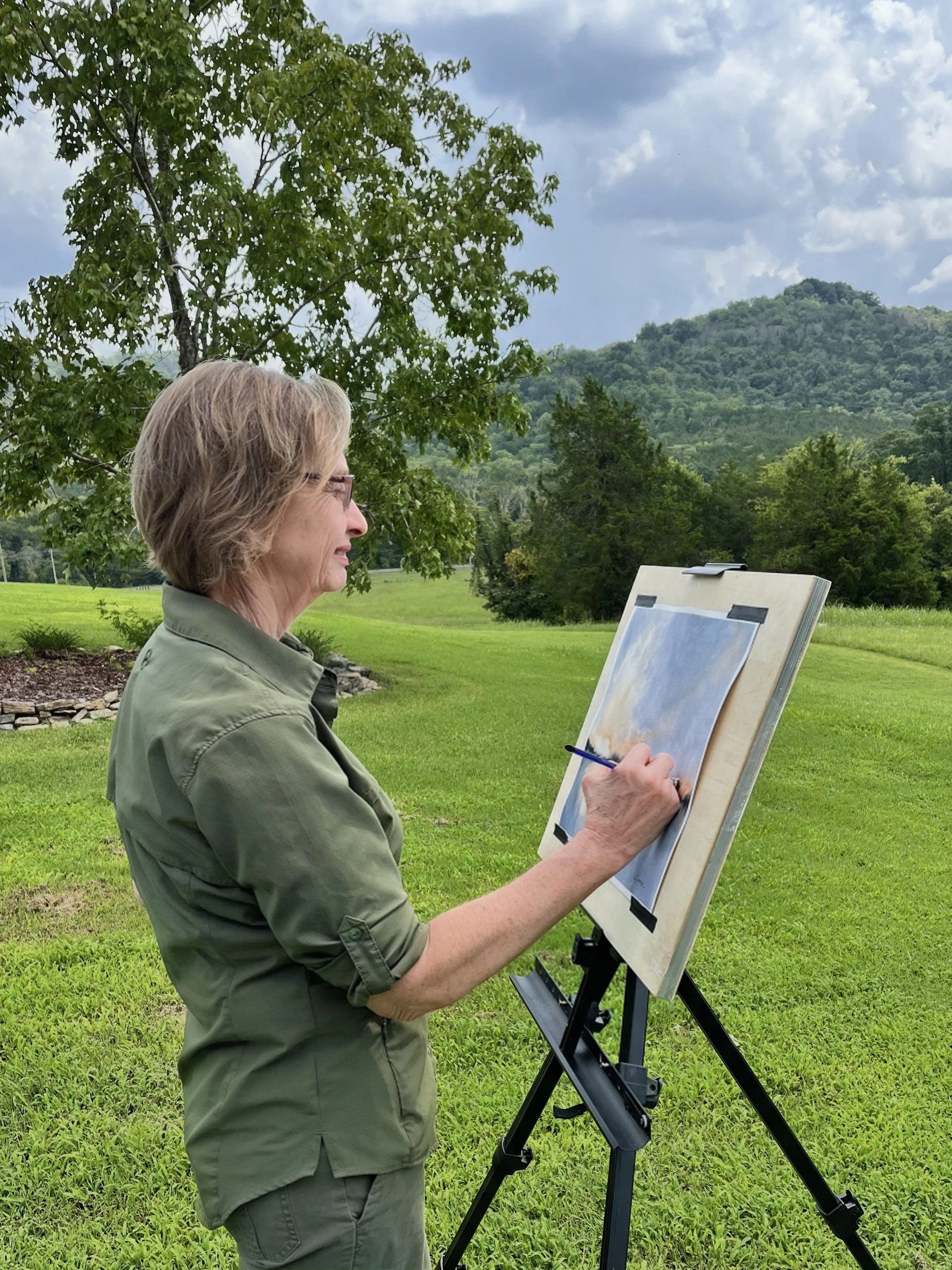 Lisa Cantrell painting plein air outdoors.jpg