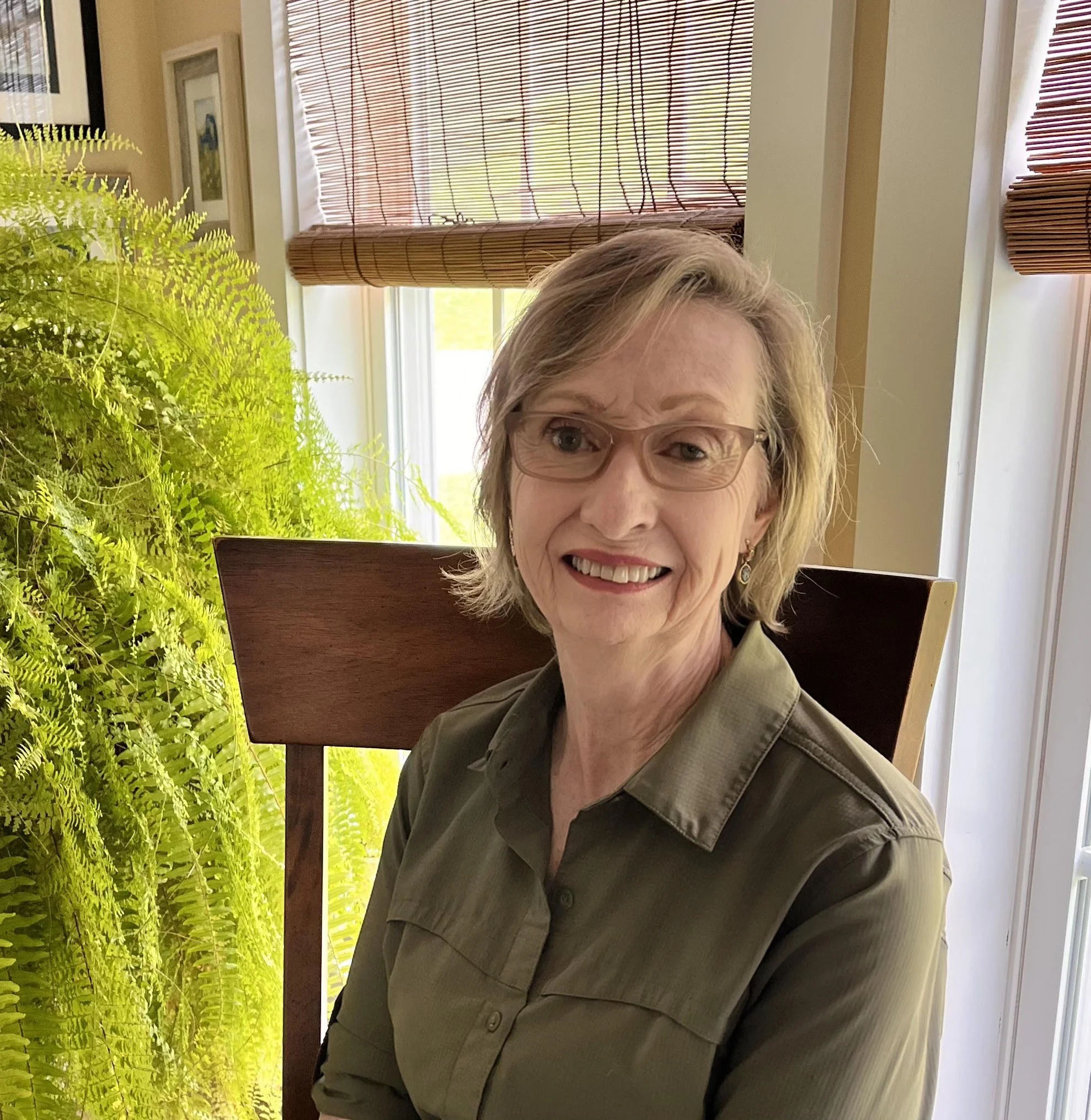 Artist Lisa Cantrell water color artist headshot.jpg