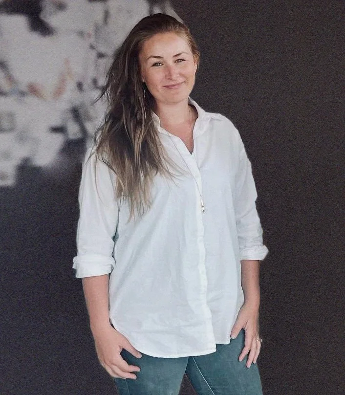 Portræt af Maria Ellermann, psykologisk uddannet og indehaver af Rehabiliteringsklinikken, fotograferet i rolige og enkle omgivelser.