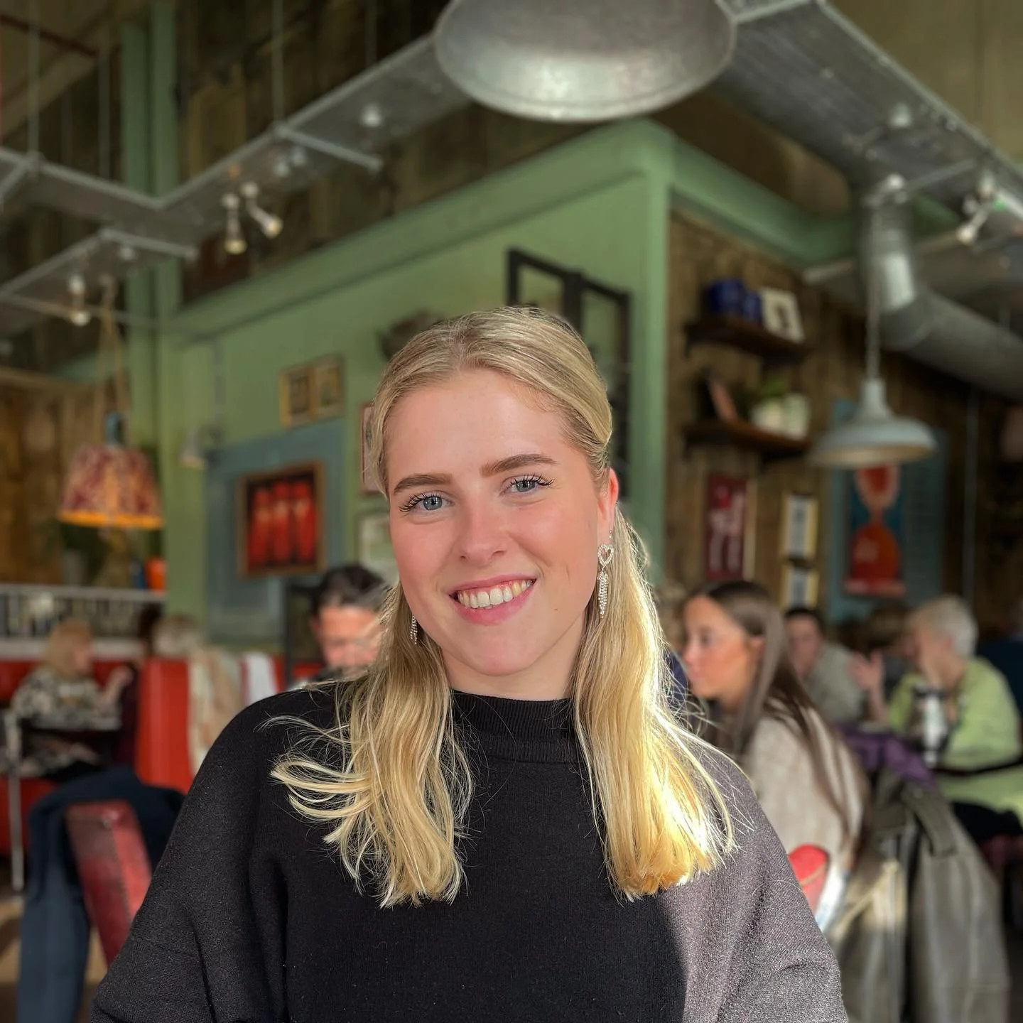 Wie ben ik?

Mijn naam is Nienke van Marum, 23 jaar en kom uit Overijssel 🌺

Ik heb deze Instagram pagina omdat ik graag mensen help met het verbeteren van hun levensstijl en bewustzijn 🥦

Zelf ben ik hier al een aantal jaar mee bezig. Ik houd mij 