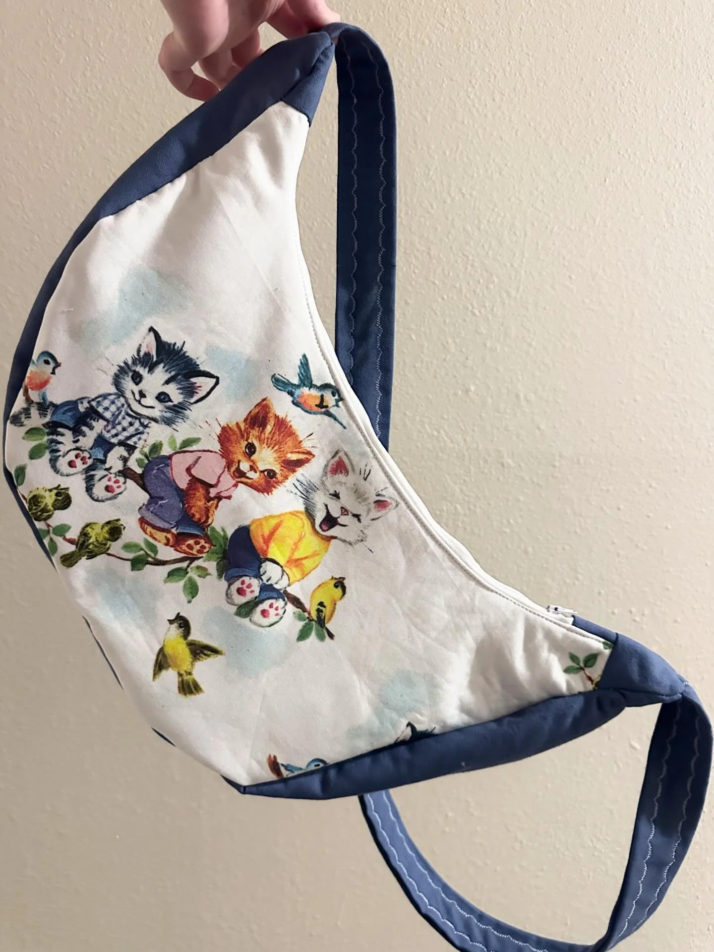 Fresh off the sewing machine 🪡
Vintage kittens, soft structure, and scalloped stitching on the strap because details matter ✨
Handmade &amp; one of a kind. #handmade #femmecollective #fabric #lansing #michigan #kittens