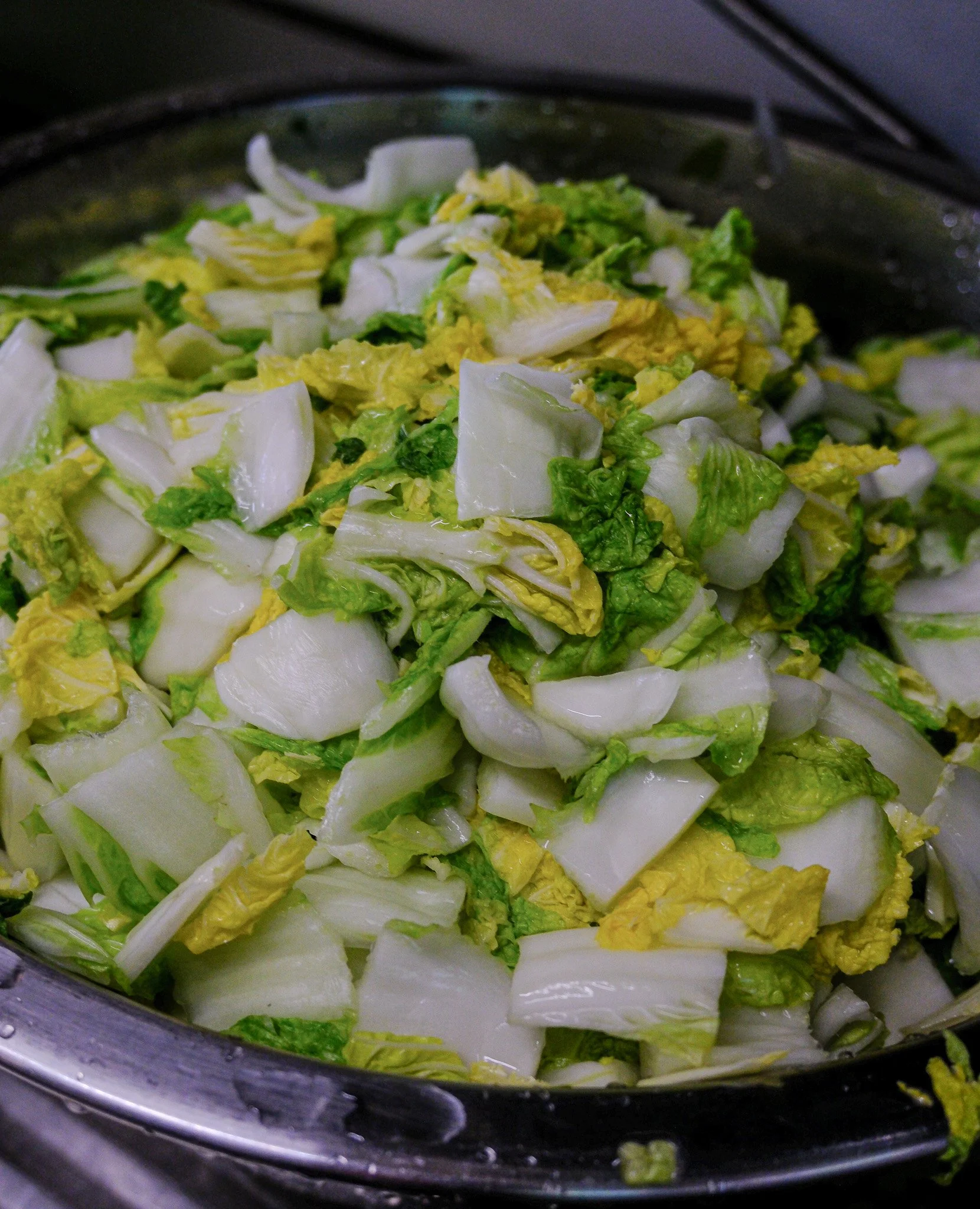 Gekochter Chinakohl in einem Topf