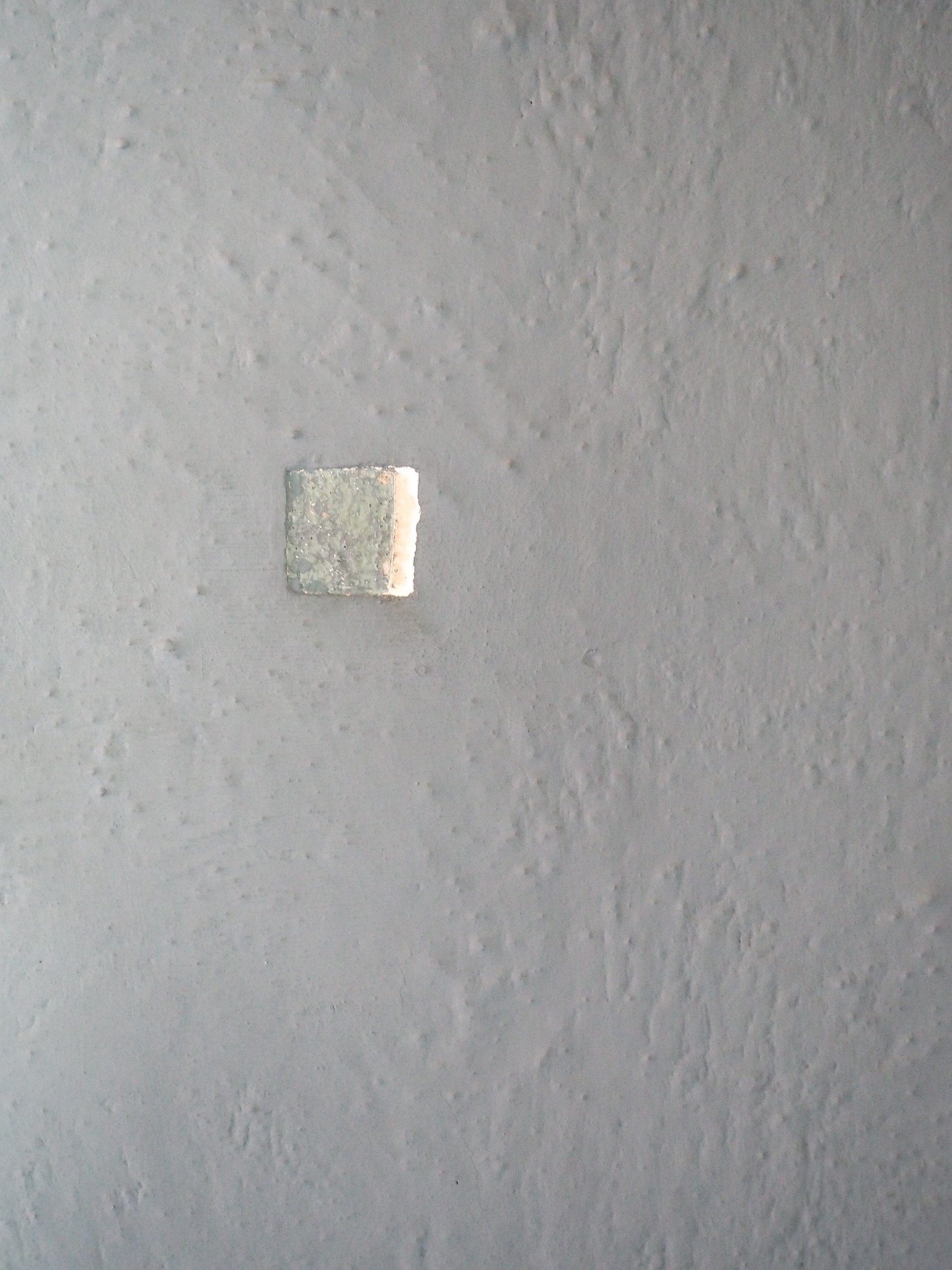 Weiße Decke mit einer kleinen quadratischen Markierung oder Abdeckung in der Mitte.