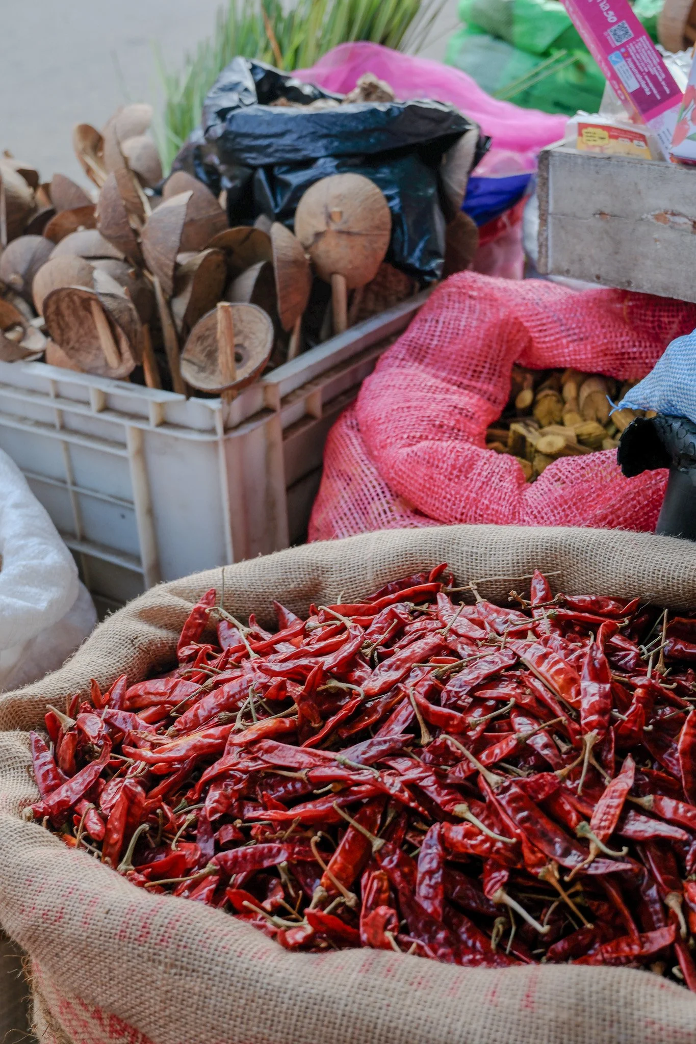 Sack mit getrockneten roten Chilis auf einem Marktstand.