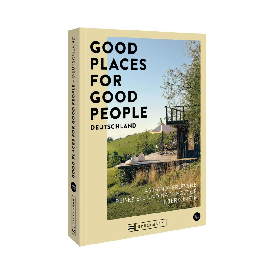Buchcover eines Reiseführers mit dem Titel "Good Places for Good People Deutschland" showing eine Terrasse im Grünen mit Stühlen, einem Sonnenschirm und Bäumen im Hintergrund.