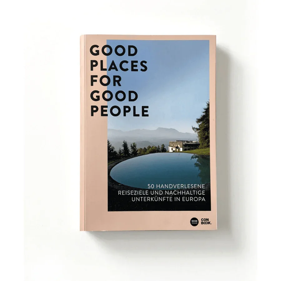 Buch mit dem Titel 'Good Places for Good People', das eine Landschaft mit einem Pool, Bäumen, einem Haus und Bergen zeigt.