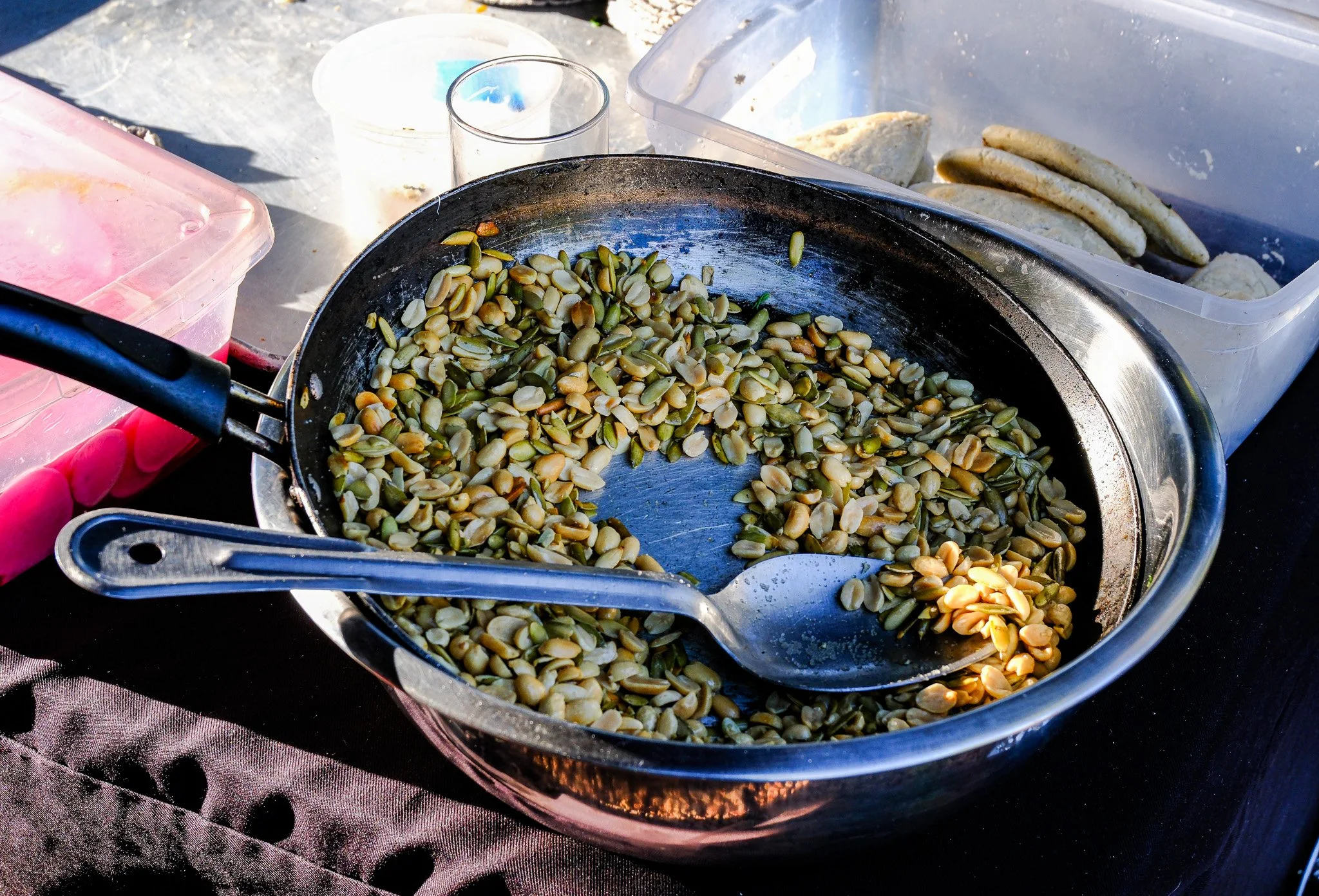 Geröstete Sonnenblumenkerne in einer Pfanne