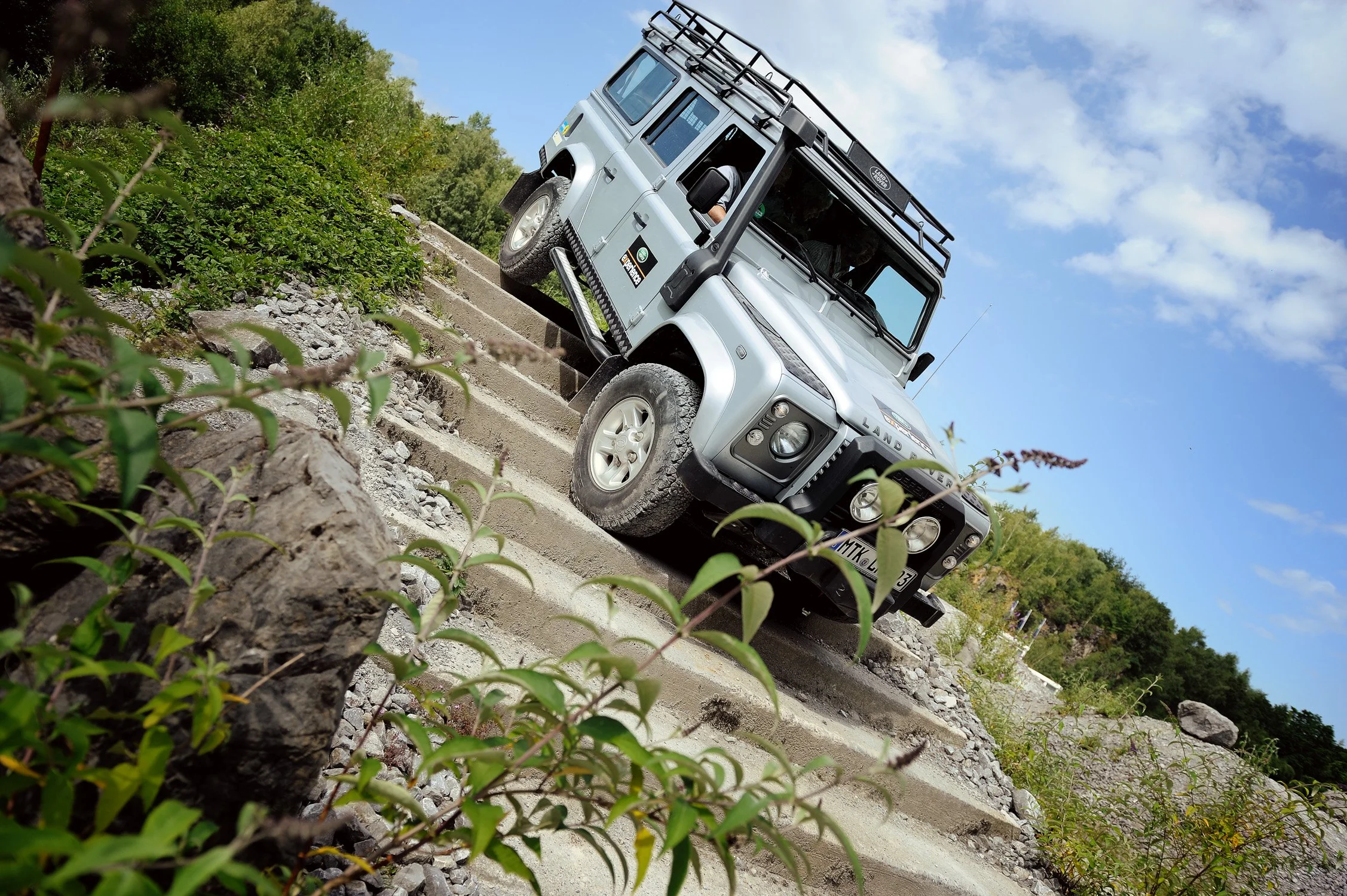 Land Rover Defender im Gelände beim Sommerfest einer Firmenfeier in NRW